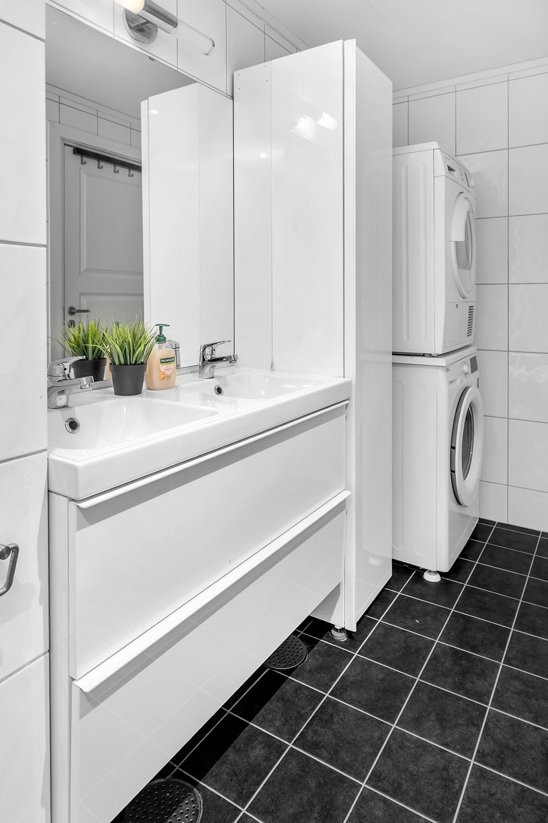 Pent baderom med fliser på gulv og vegger Galleribilde