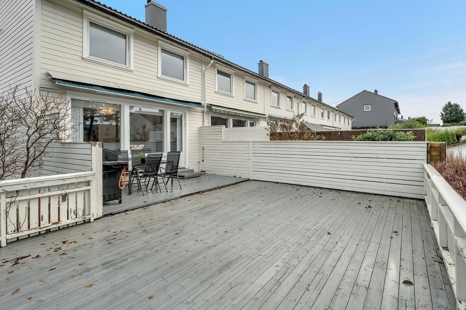 Stor uteplass med god plass til flere sittegrupper Galleribilde