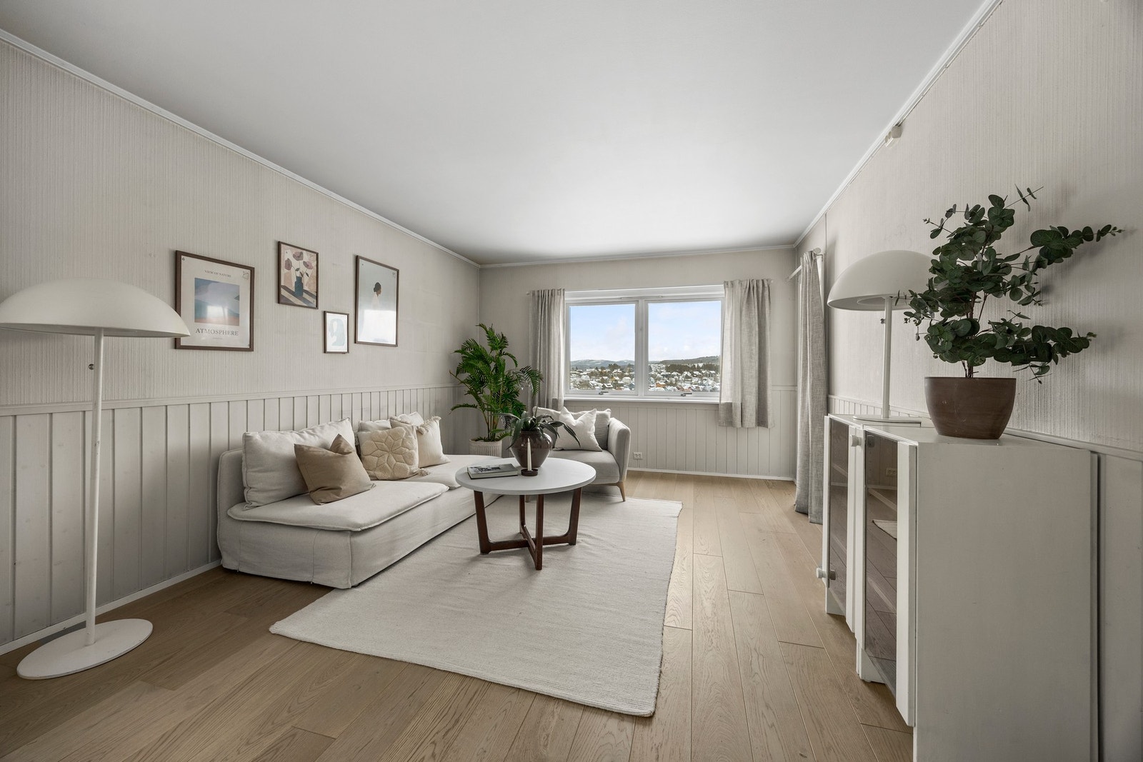 Leiligheten er holdt i lyse og nøytrale farger Galleribilde