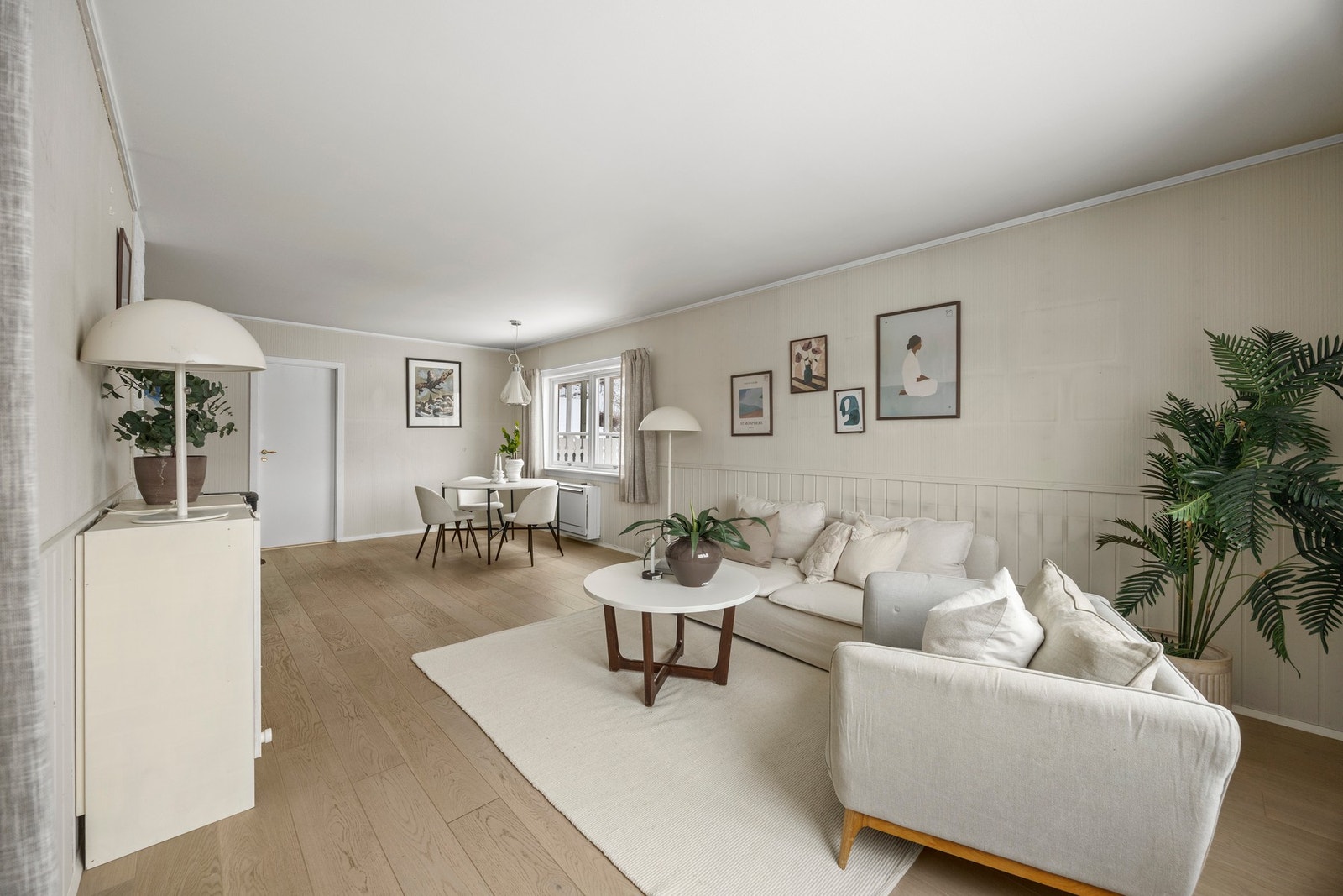 Det er god plass til både sofagruppe og spisestue Galleribilde