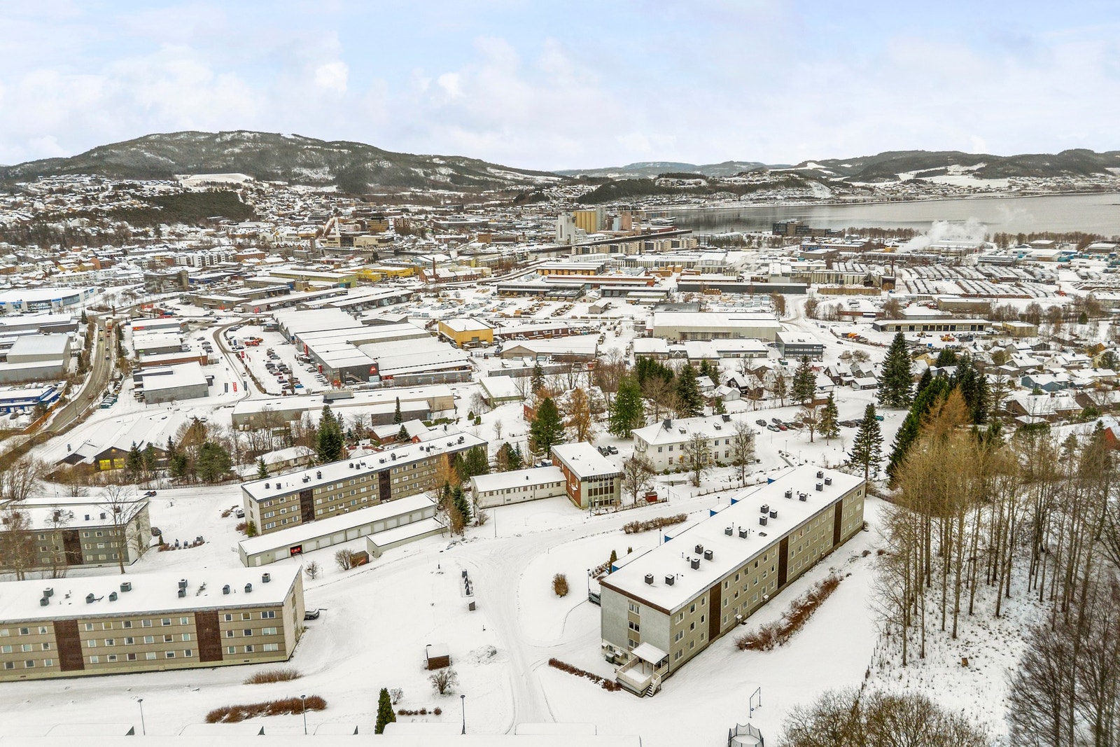 Like bortenfor bygget går det gang- og sykkelveg som tar deg med inn til Steinkjer sentrum via Gamle Kongeveg. Galleribilde