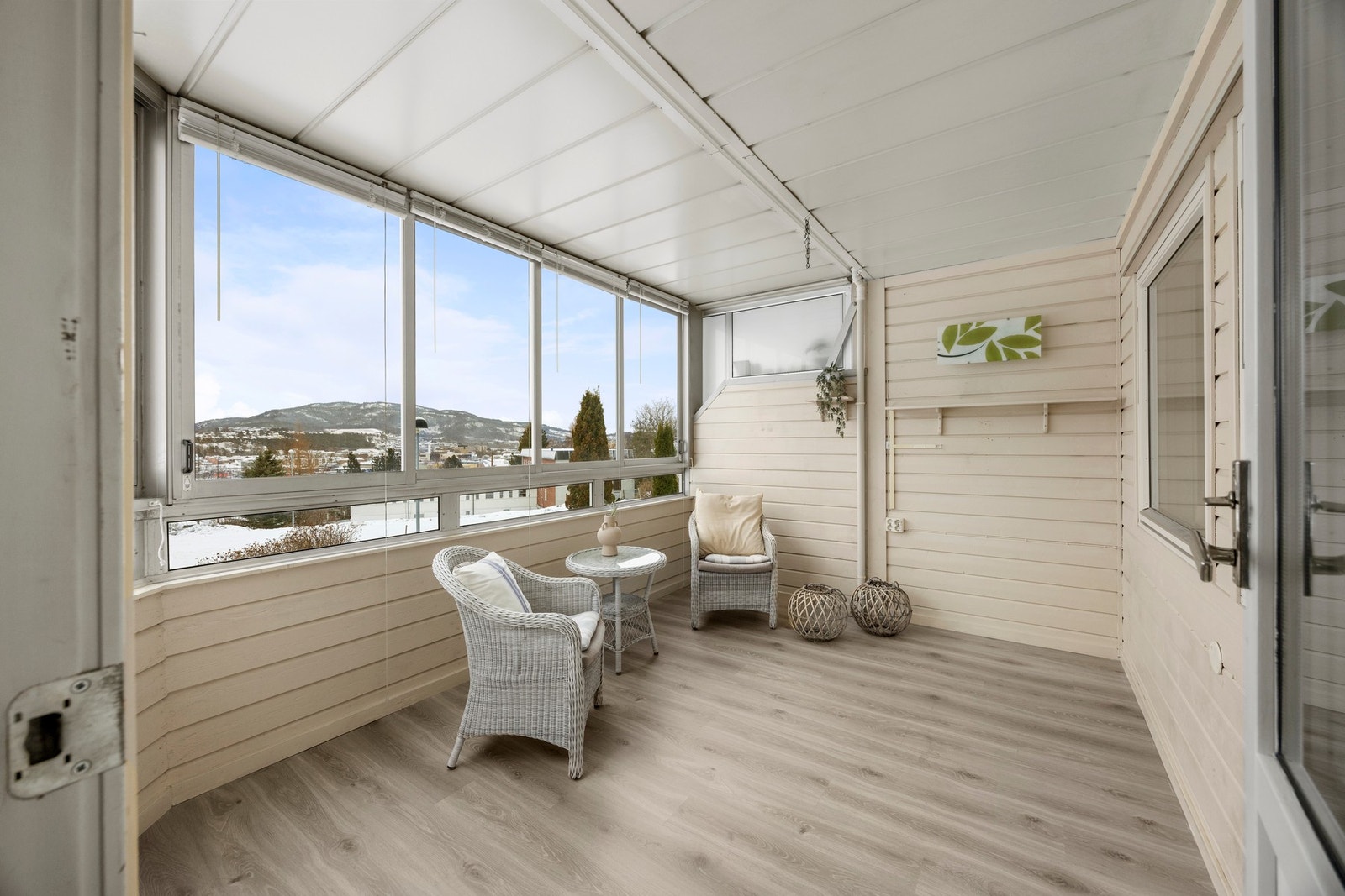 Balkongen ble innglasset i 2013! Det er lagt laminatgulv med varme. Galleribilde