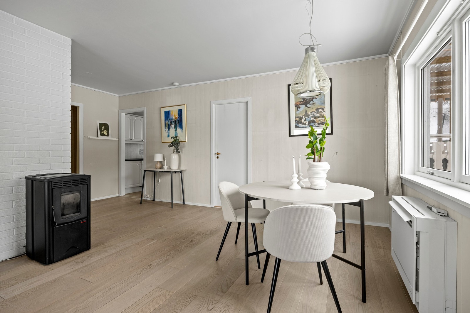 Det er oppvarming fra pelletsovn, varmepumpe (2021) og elektrisitet Galleribilde