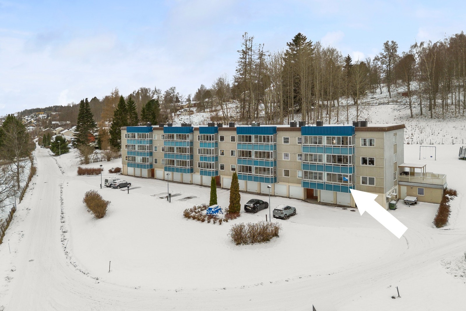 Sentralt beliggende og innholdsrik leilighet med tre soverom, romslig stue, praktisk kjøkken og innglasset balkong! Galleribilde