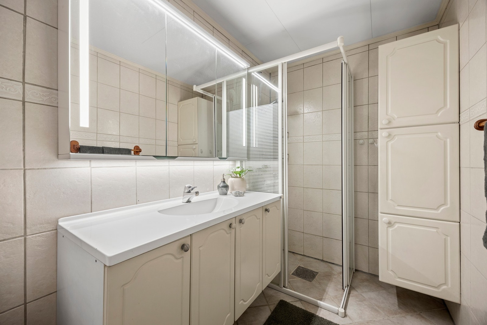 Utstyrt med dusj, toalett og servantskap. Overskap med speil montert i 2020. Galleribilde