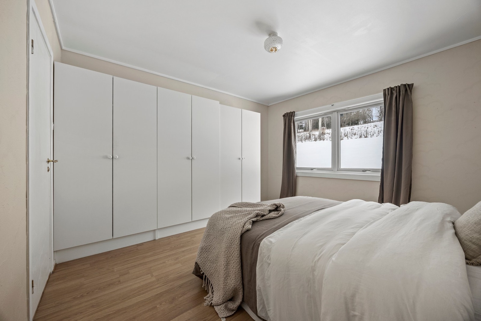 Det er god plass til dobbeltseng, garderobeskap og nattbord Galleribilde