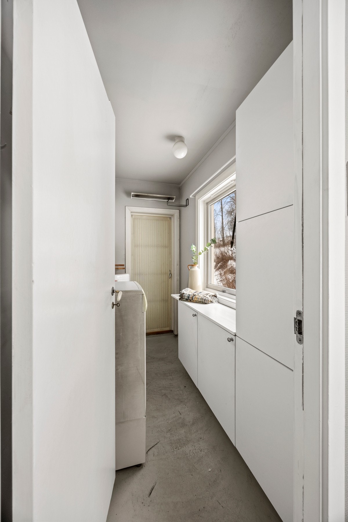 Vaskerom - ca 4 kvm. Utgang til felles tørkebalkong. Galleribilde