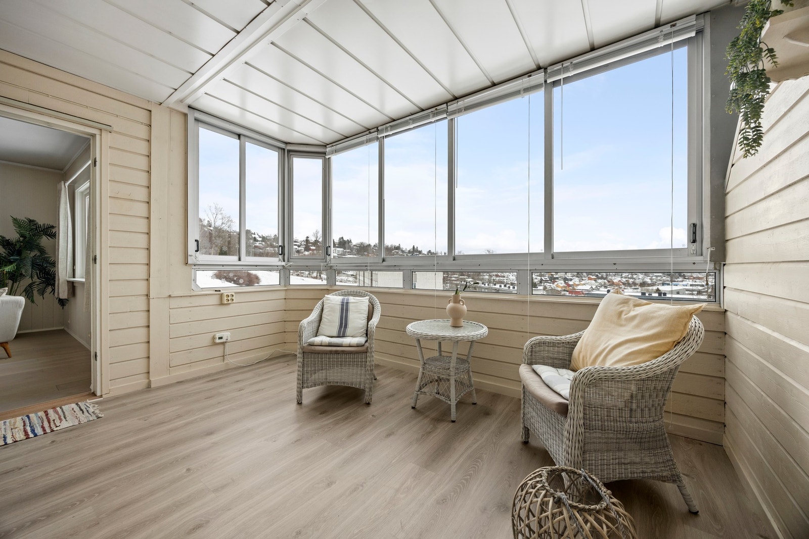 Arealet måler 13 kvm og utgjør en hyggelig ekstra stue i sommerhalvåret. Glass som kan skyves til side. Galleribilde