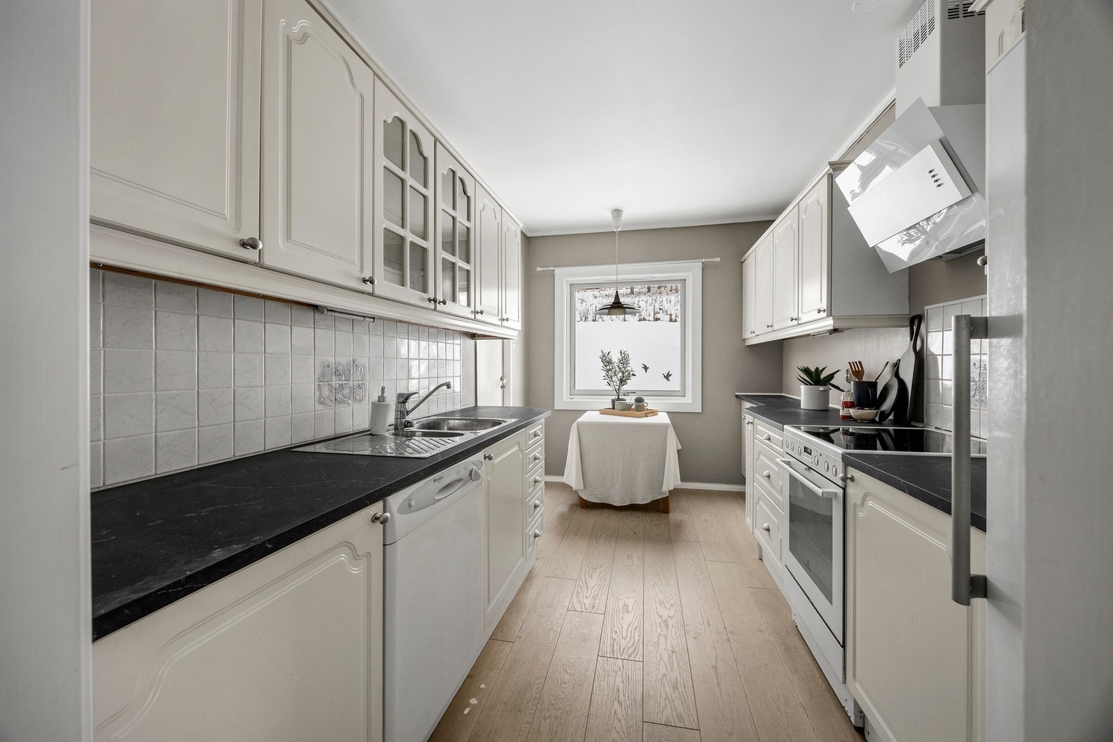 Kjøkken - ca 9,5 kvm. Pen innredning med avsatt plass for hvitevarer Galleribilde