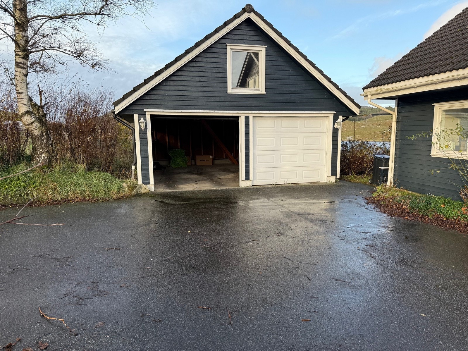 Dobbel garasje med lagringsloft Galleribilde