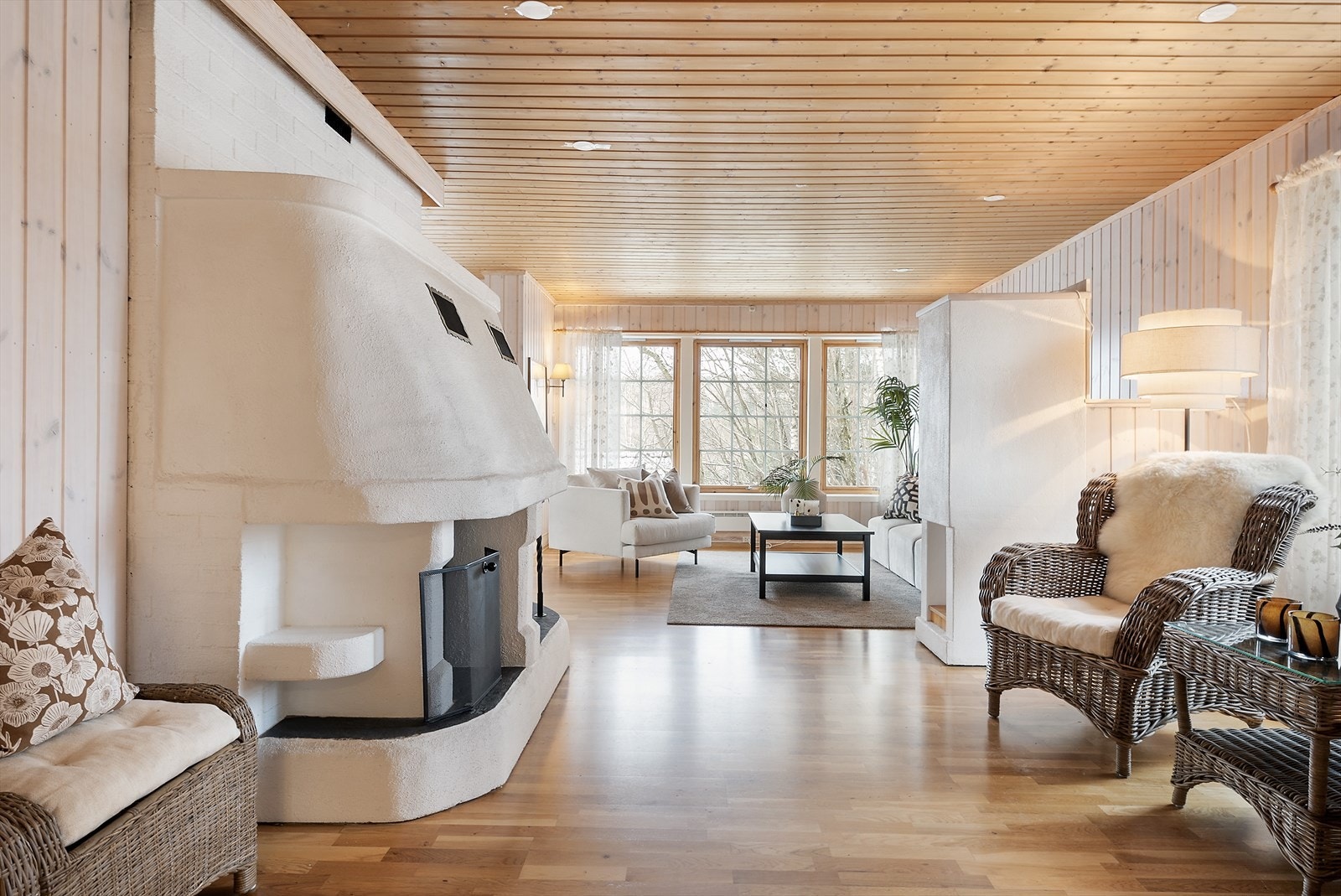 Peiskos i stuen. Galleribilde