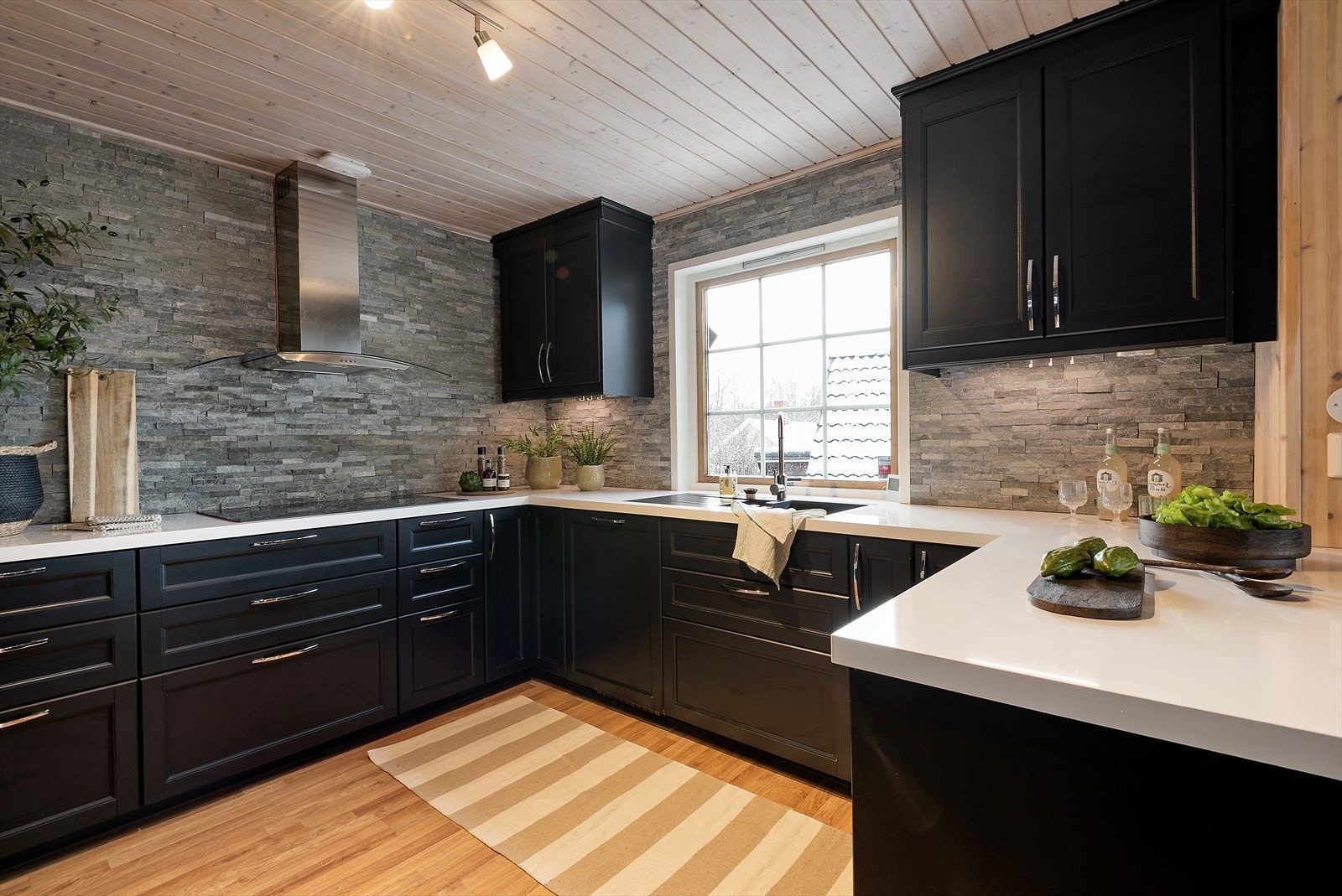 Stilig kjøkken i u-løsning. Galleribilde