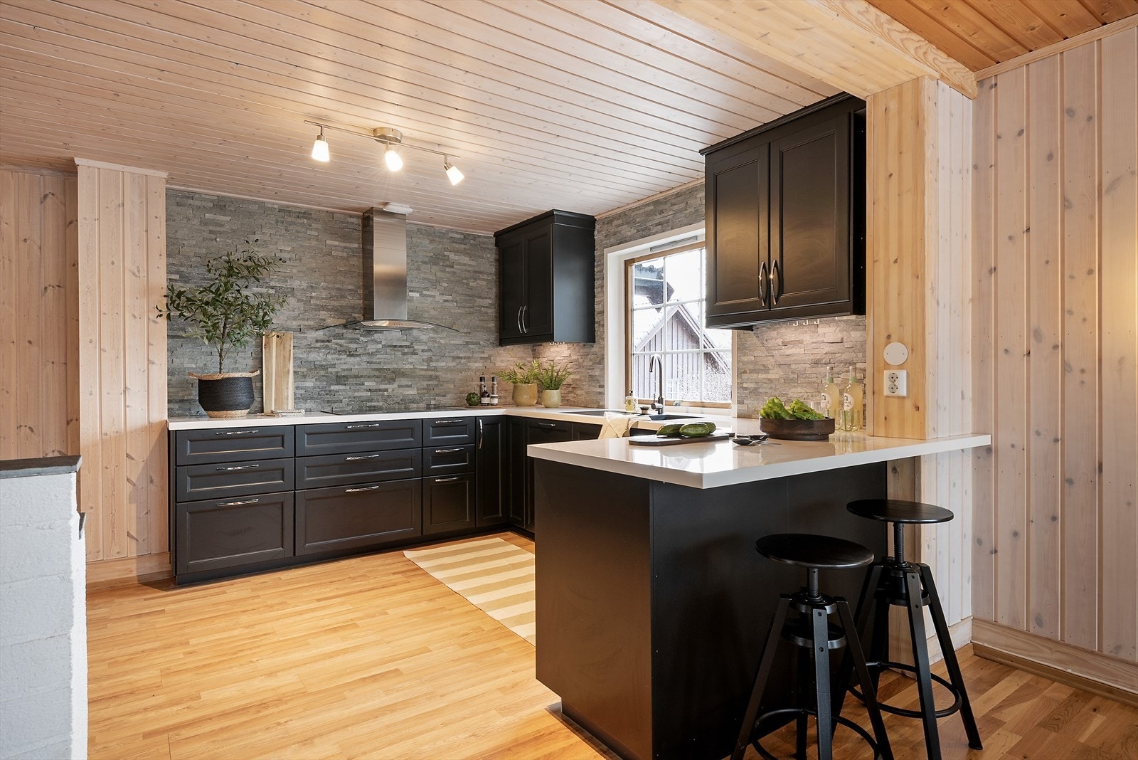 Fin barkrakkløsning ved kjøkkenbenken. Galleribilde