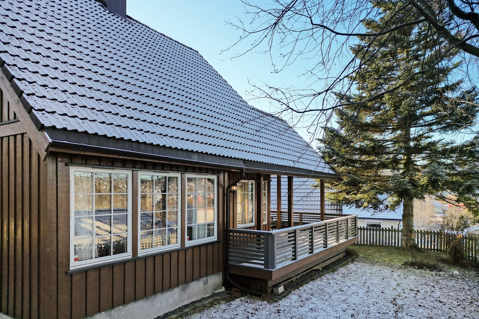 Tomt med plen rundt boligen. Galleribilde