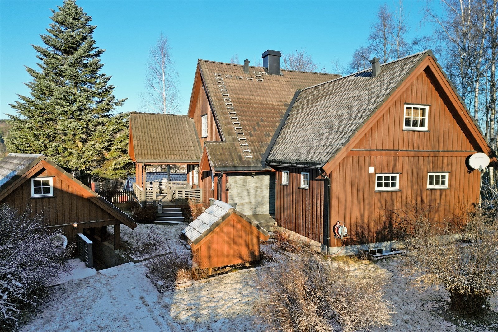 Trapp fra veranda ned til hagearealer. Galleribilde