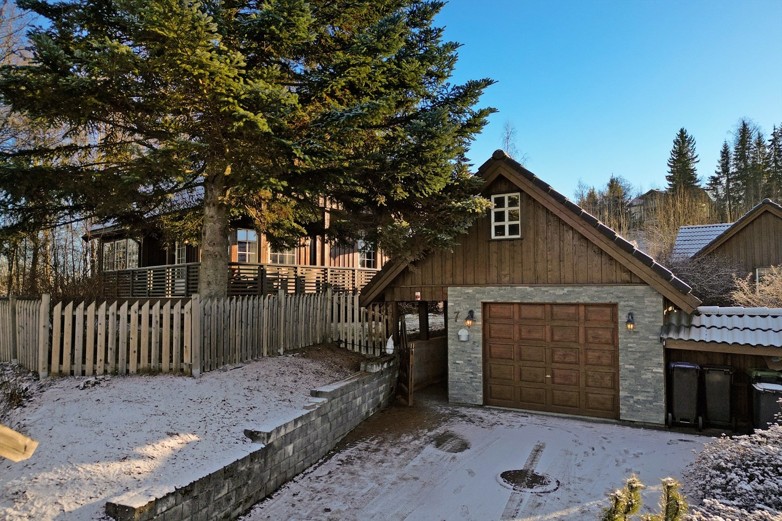 Garasje på eiendommen. Galleribilde