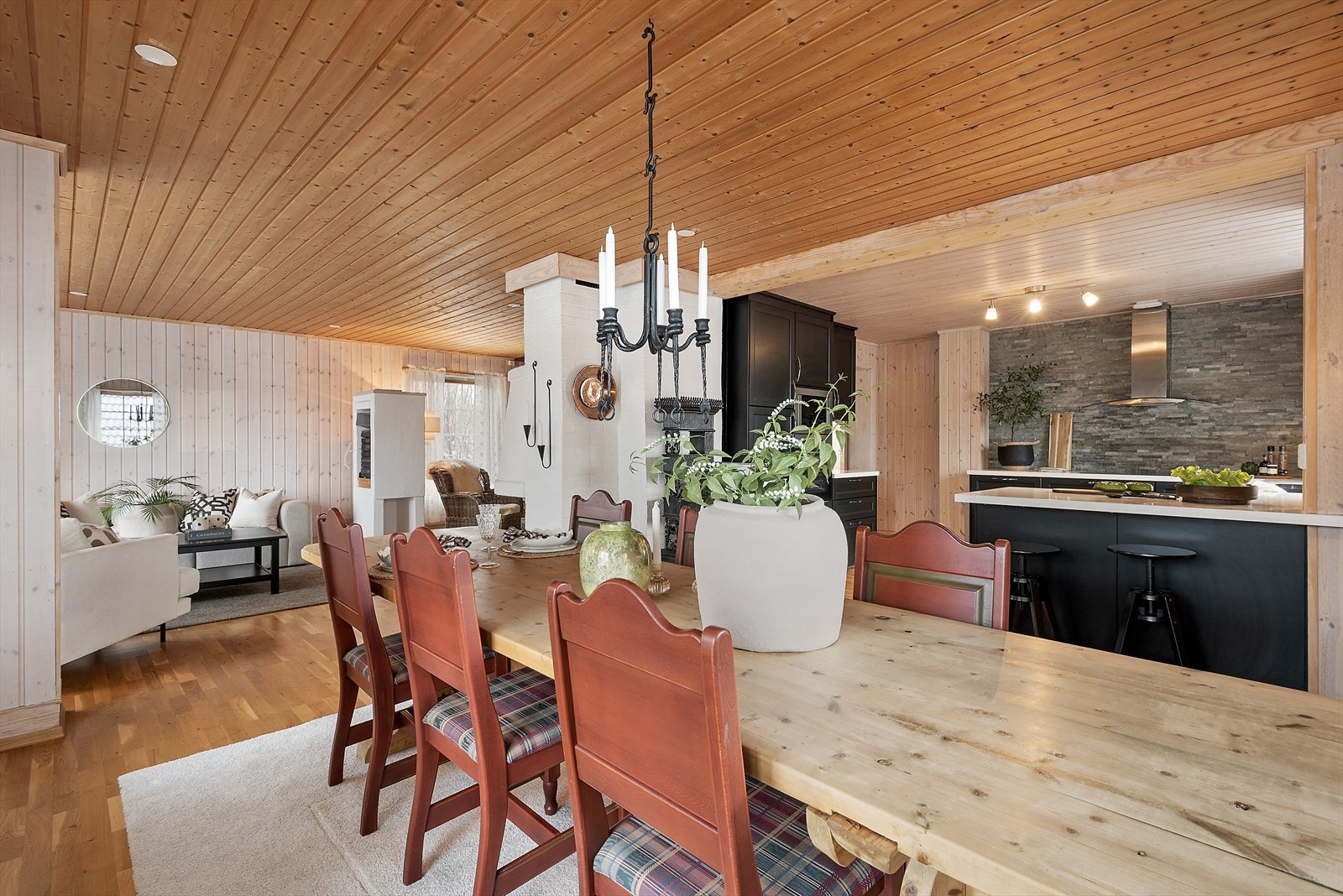 Fin plass til spisestuemøblement i tilknytning til kjøkkenet. Galleribilde