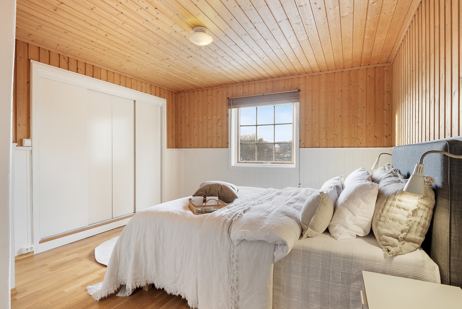 Flott garderobeløsning på soverommet. Galleribilde