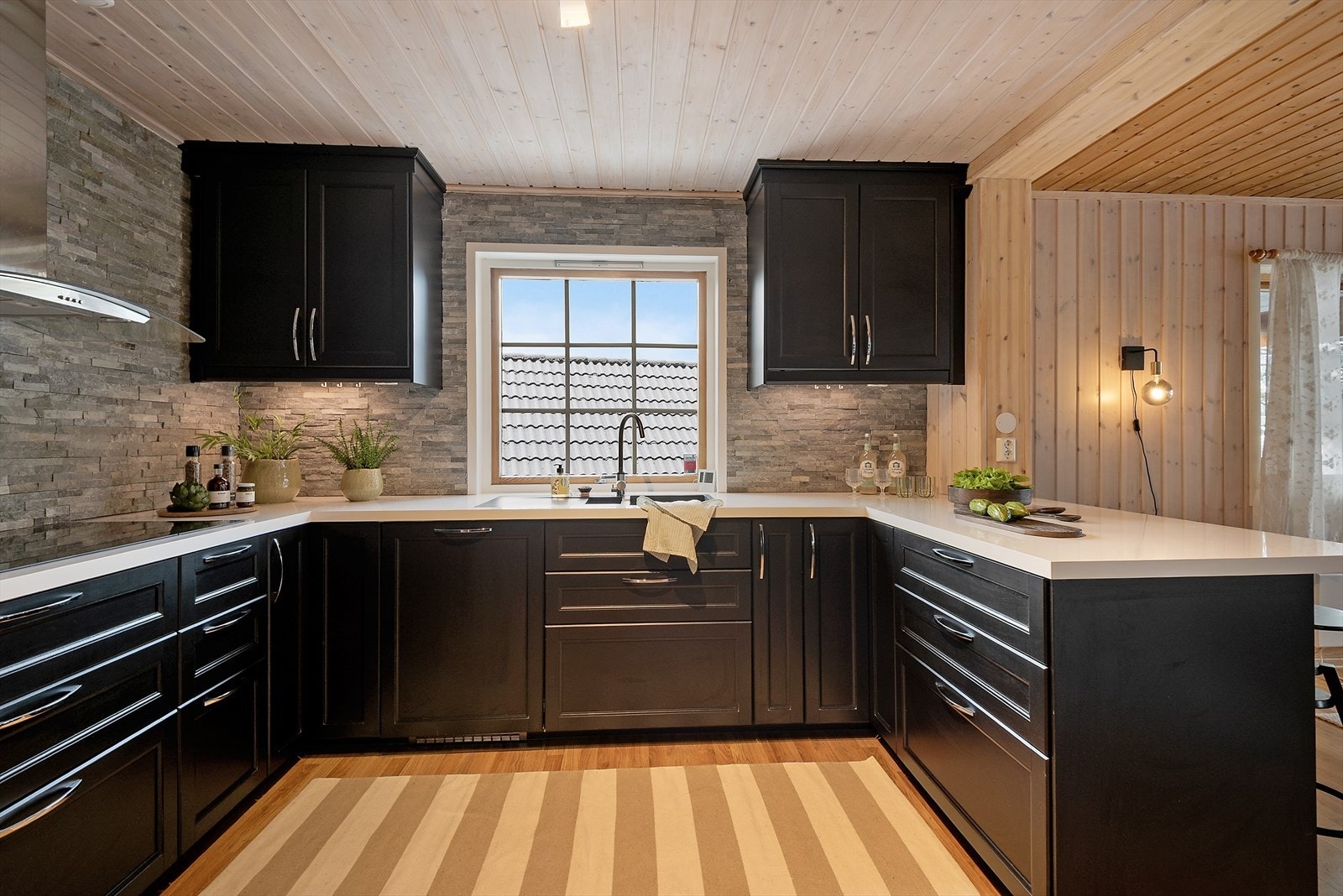 Godt med skap- og benkeplass. Galleribilde