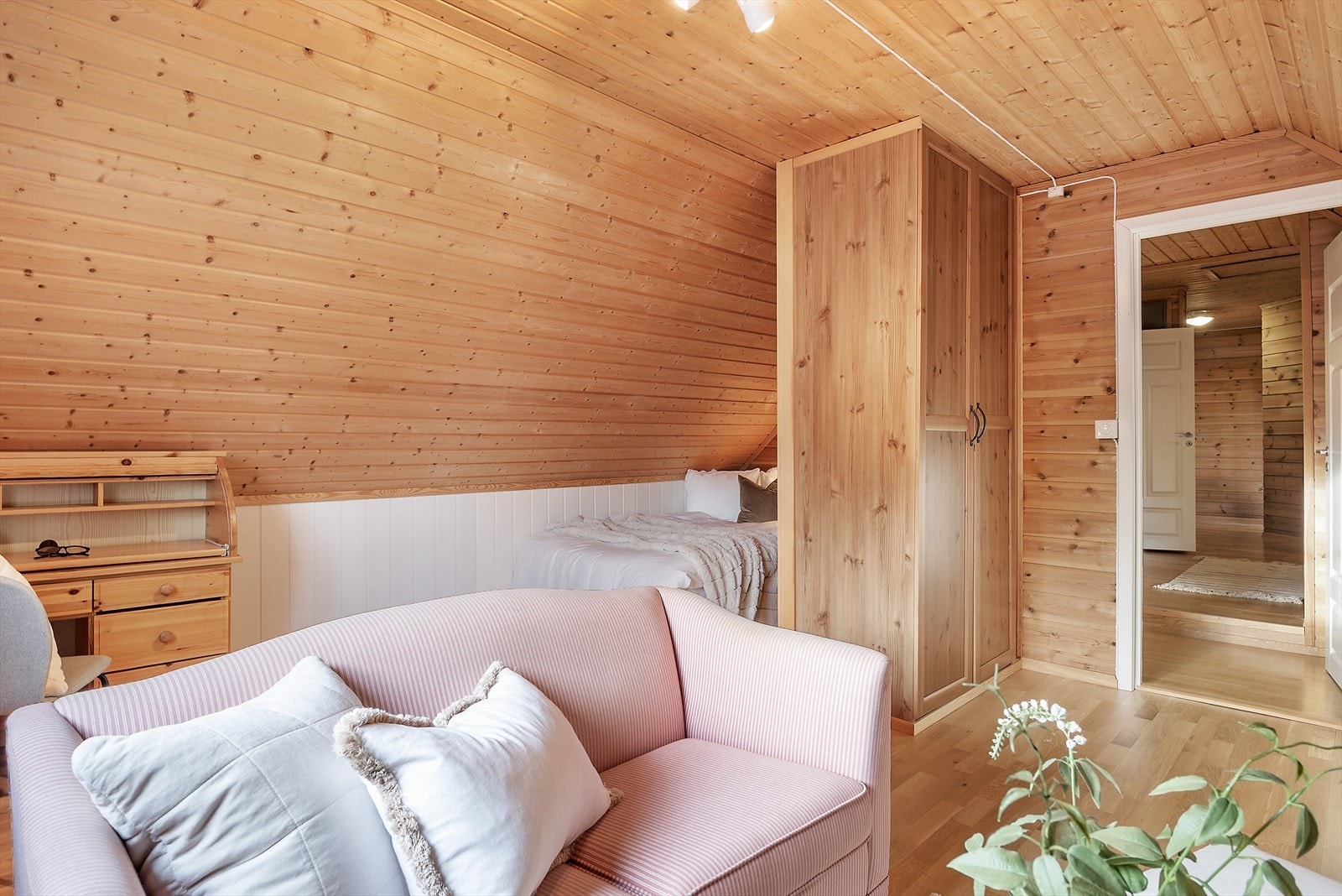 Plassbygd garderobeskap. Galleribilde