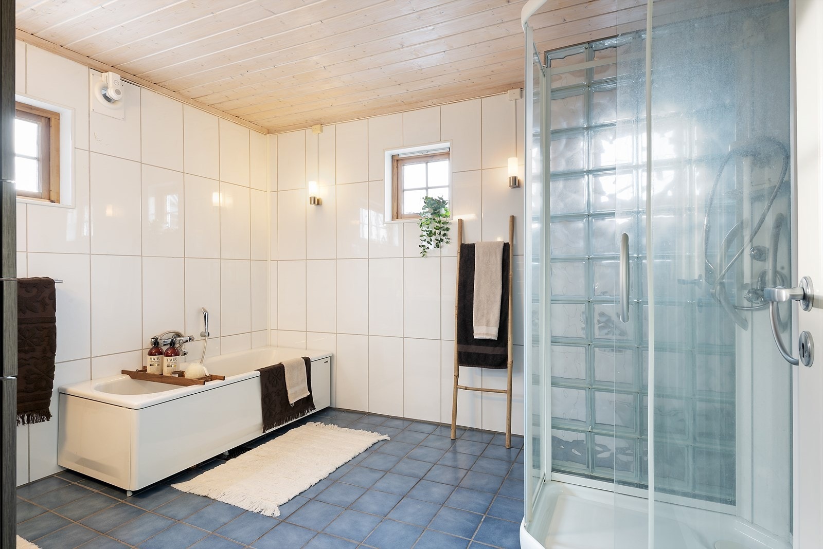 Romslig bad med både badekar og dusj. Galleribilde