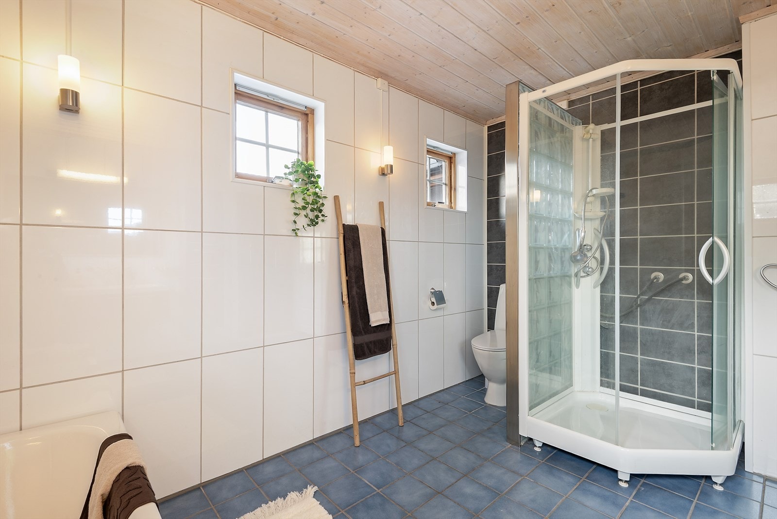 Dusjkabinett på badet. Galleribilde