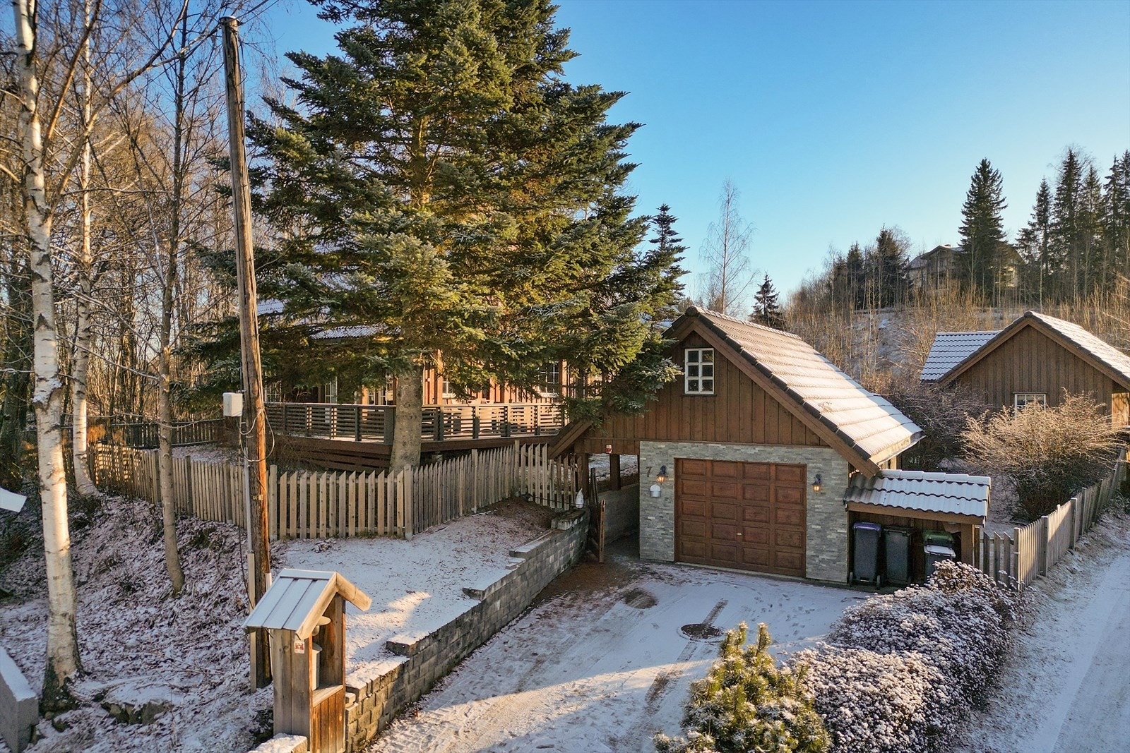Parkering i garasje eller på gårdsplass. Galleribilde