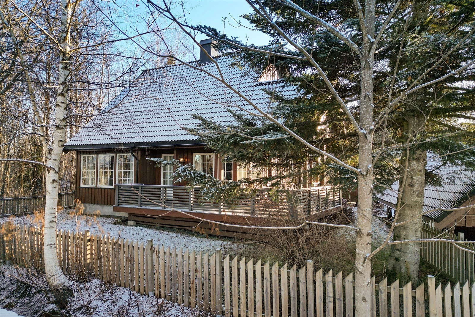 Inngjerdet rundt boligen. Galleribilde