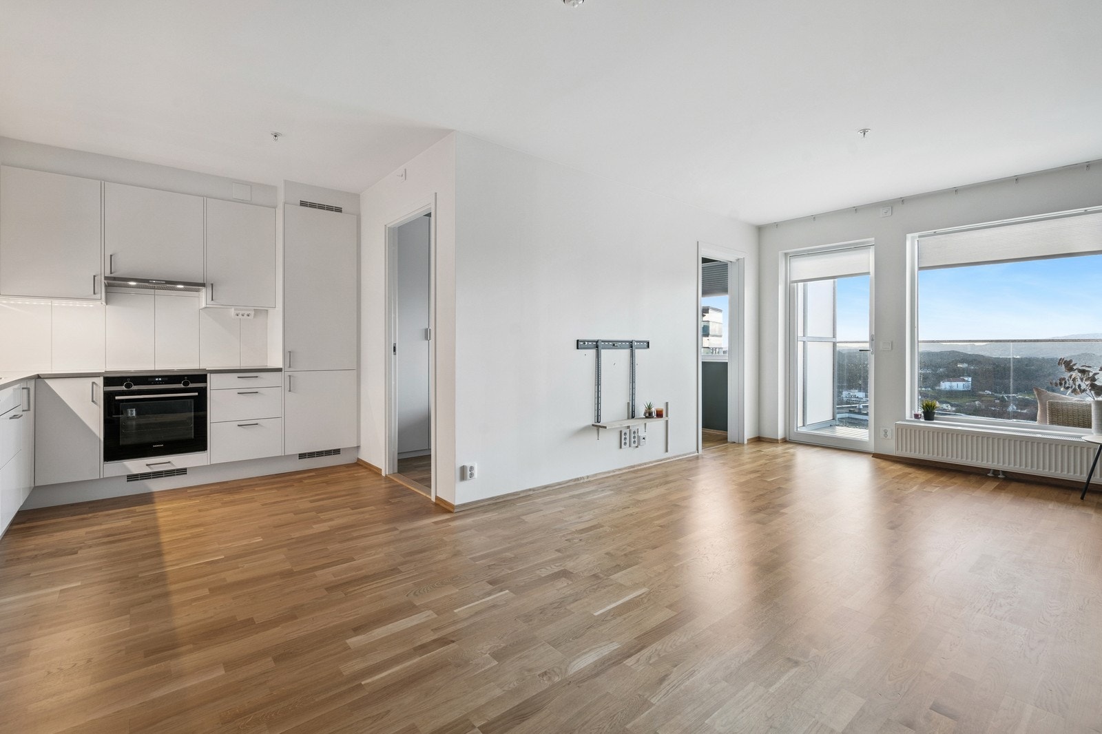 Åpen stue- og kjøkkenløsning, god størrelse hvor det er plass til flere møbelløsninger. Galleribilde