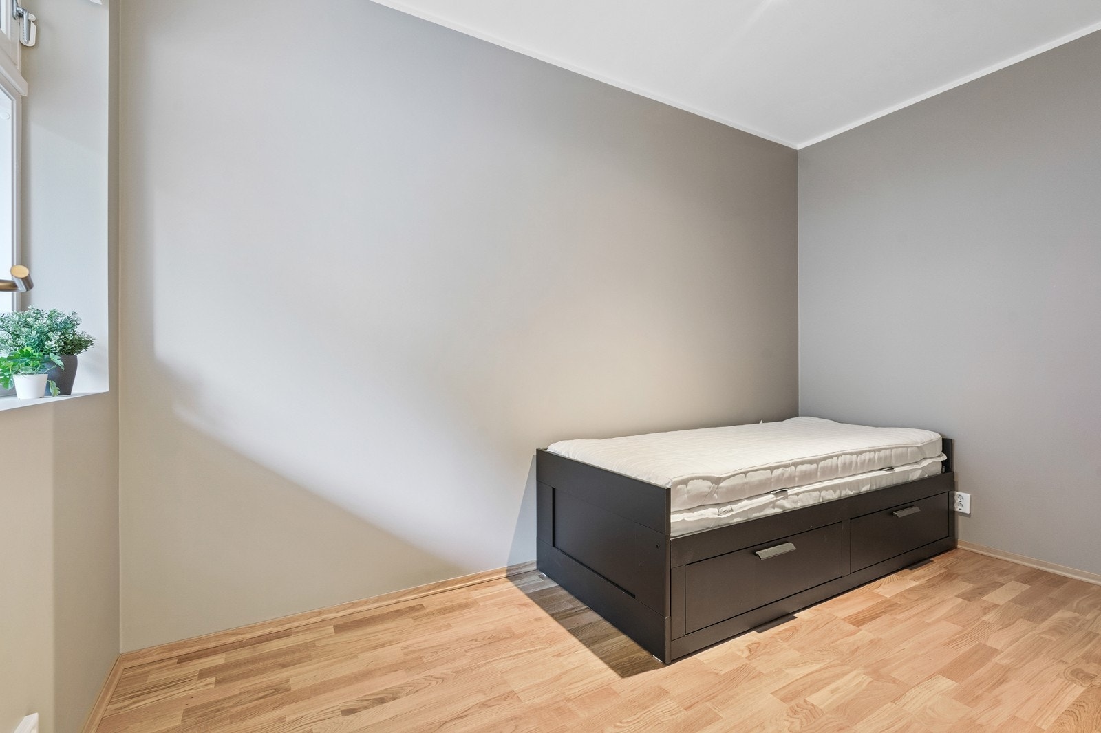 Det andre soverommet, god størrelse, møblert med seng. Galleribilde