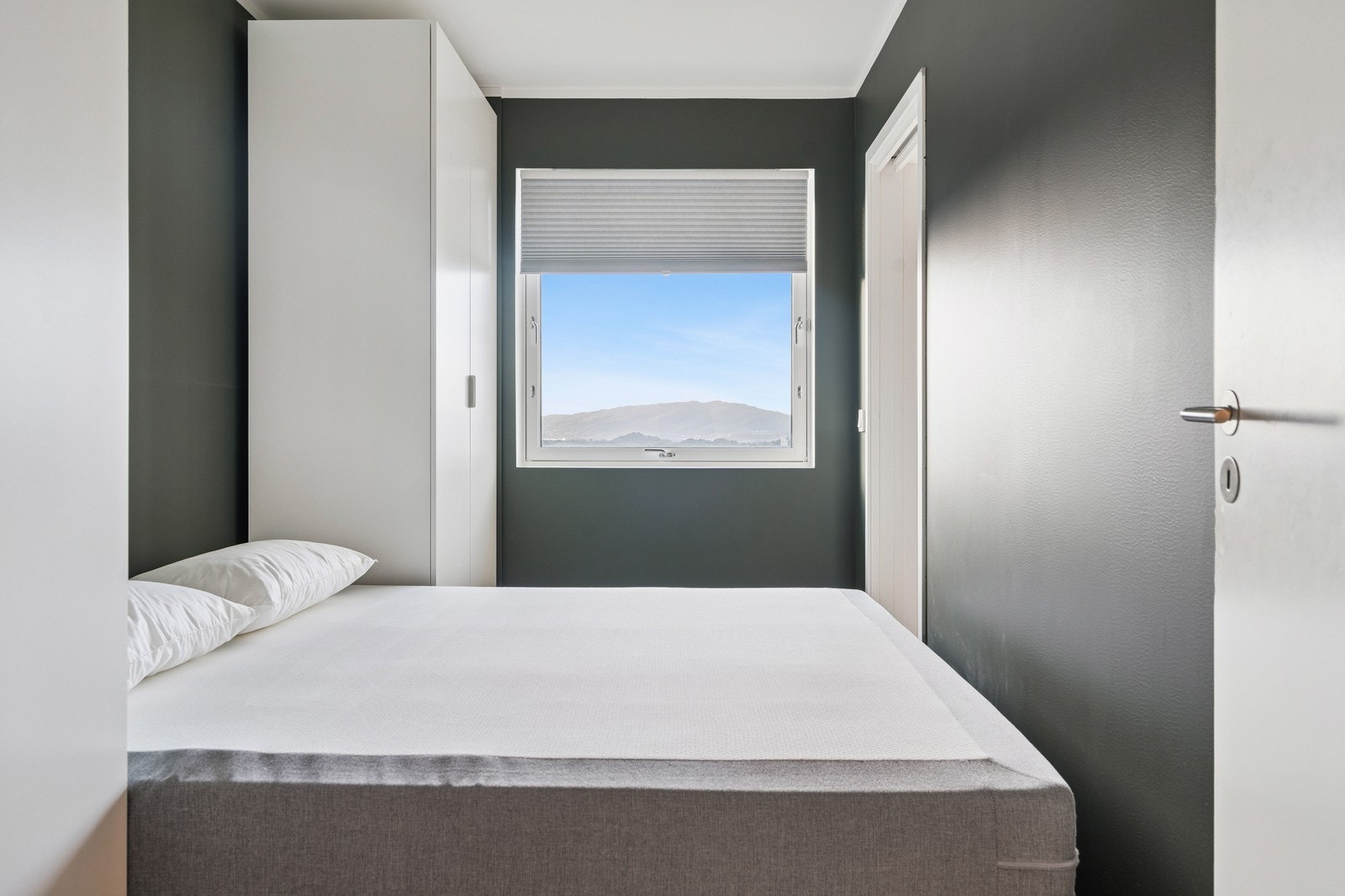 Hovedsoverom av romslig størrelse, med seng og garderobeskap. Galleribilde