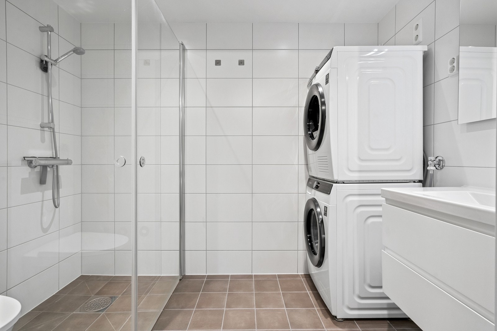 Helfliset baderom utstyrt med wc, dusj, servant m/ speil og oppbevaring. Galleribilde