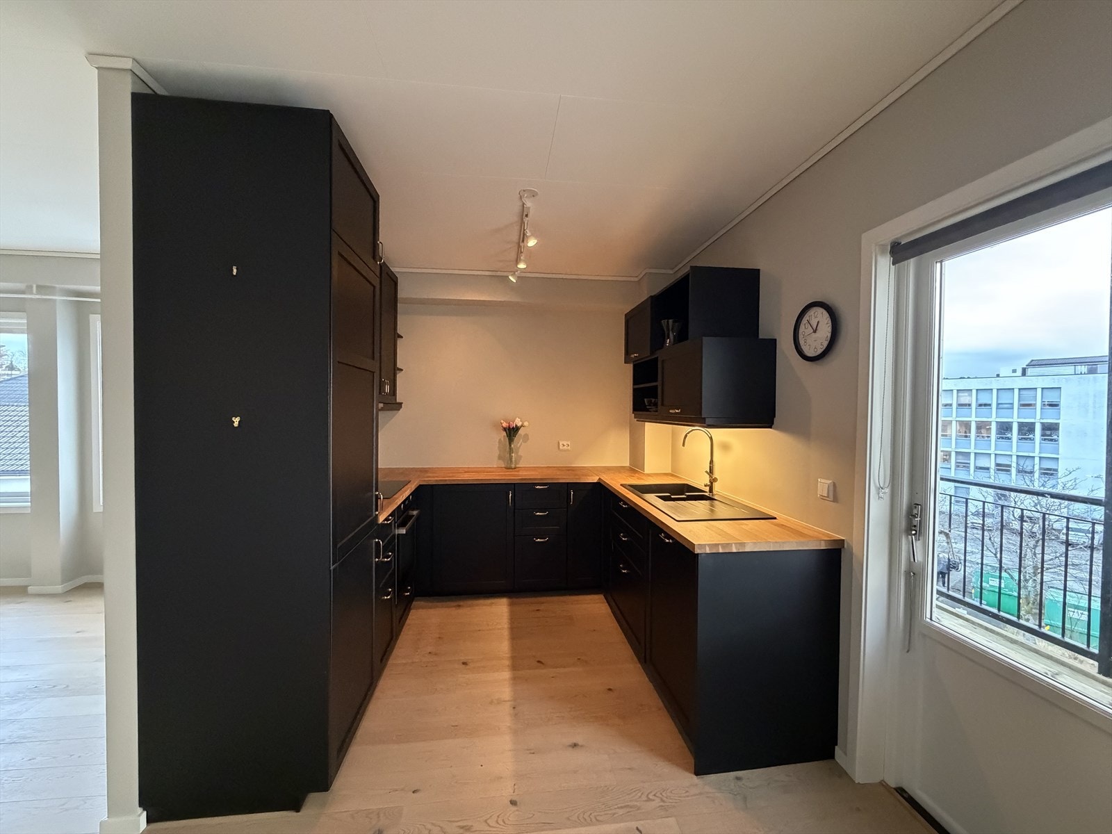 Stuen har vindusflater som gir rikelig med naturlig lys, og ved kjøkkenet er det både vindu og utgang til balkong. Galleribilde