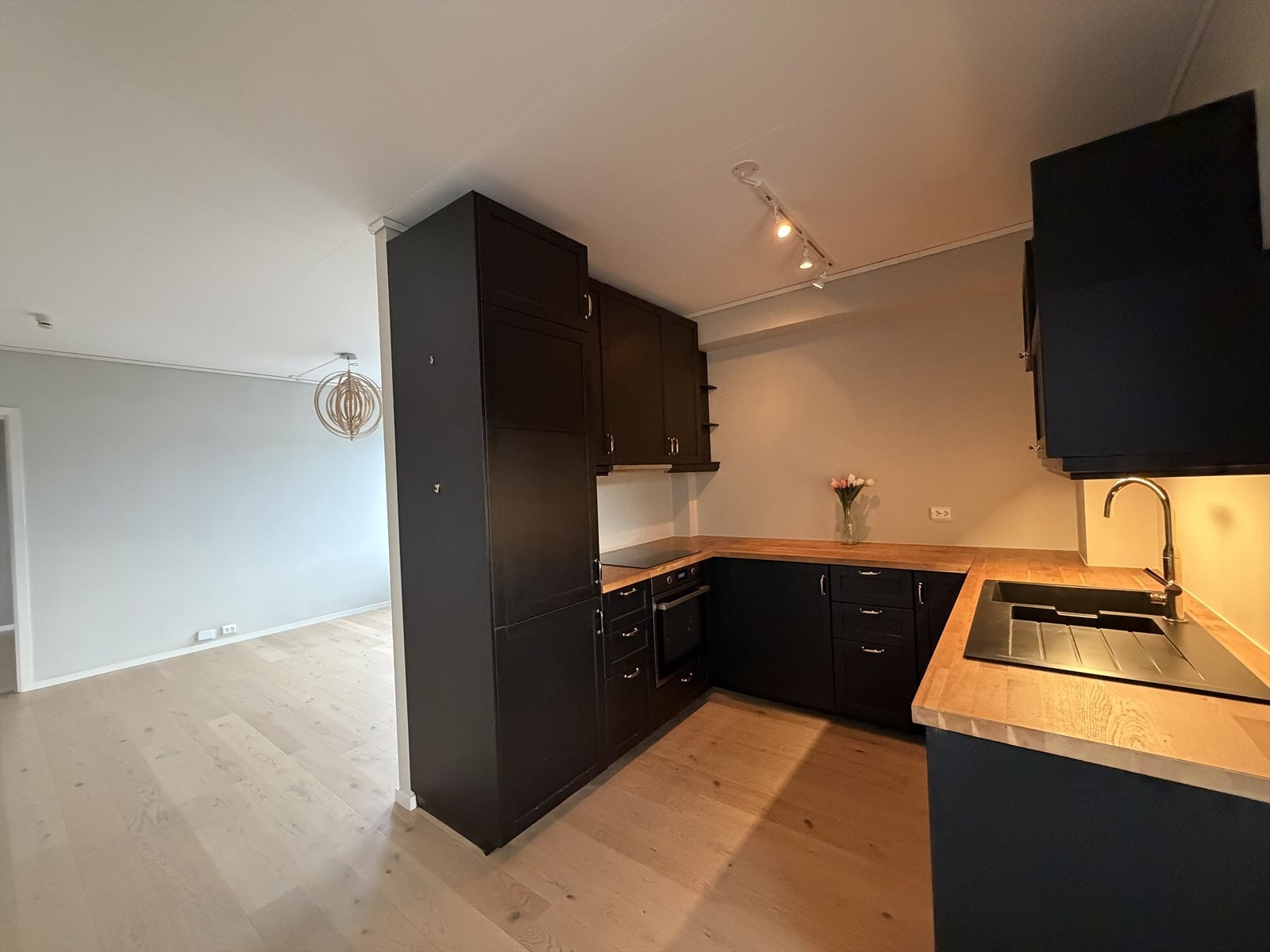 Stue og kjøkken ligger i en åpen løsning, men har en praktisk løsning der kjøkkenet har sin egen sone. Galleribilde