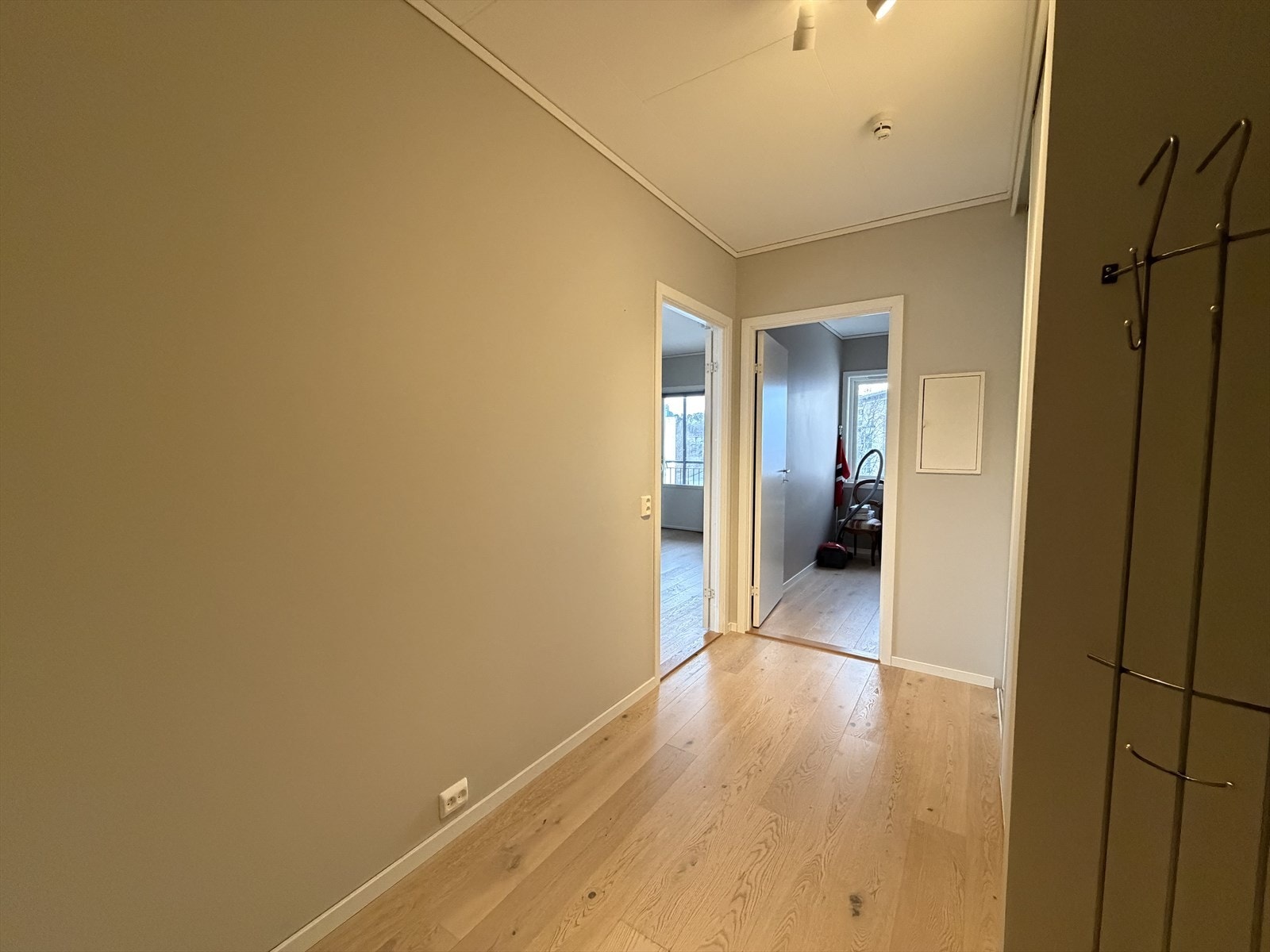 Entréen oppleves lys og innbydende, og gir et godt førsteinntrykk av boligen. Galleribilde