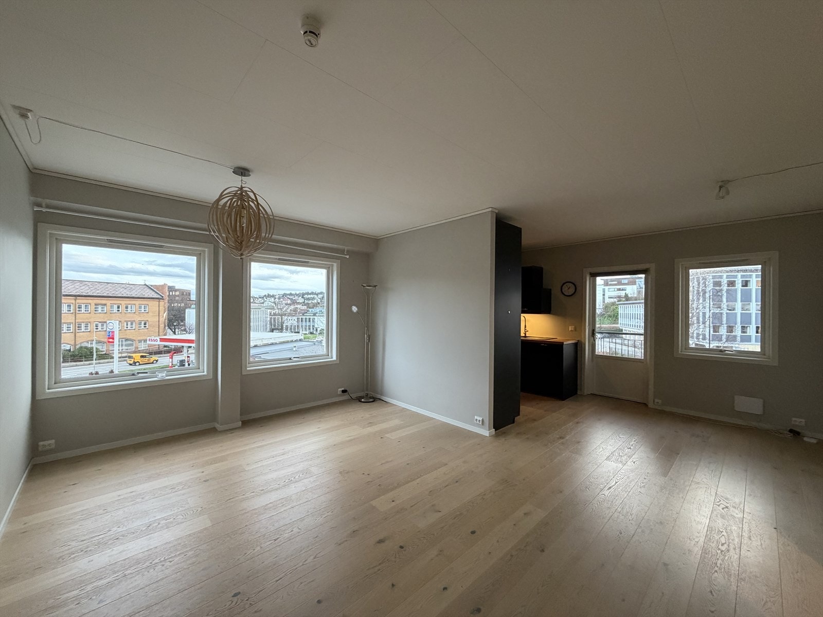 Hele boligen har parkett som gir en sømløs og harmonisk overgang mellom rommene. Galleribilde