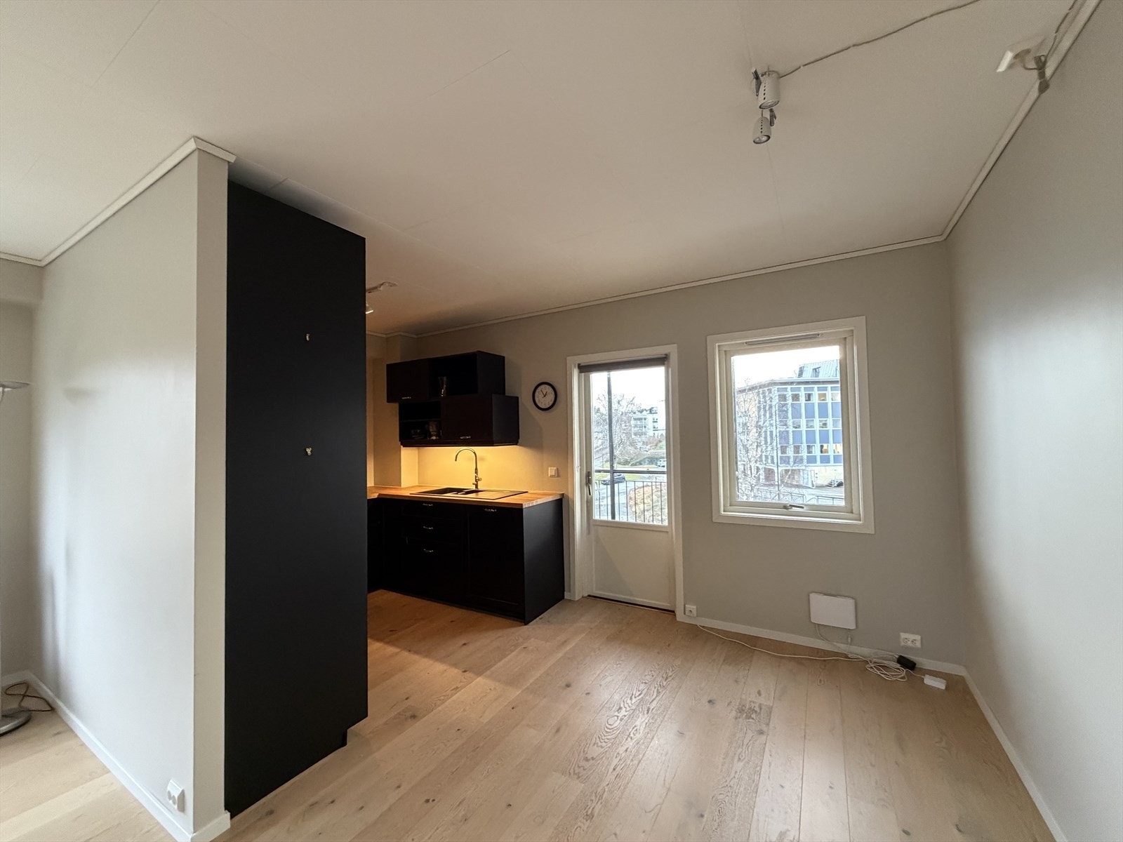 Kjøkkenet har en stilren innredning med profilerte fronter, benkeplate i tre og nedfelt vask i kompositt. Galleribilde