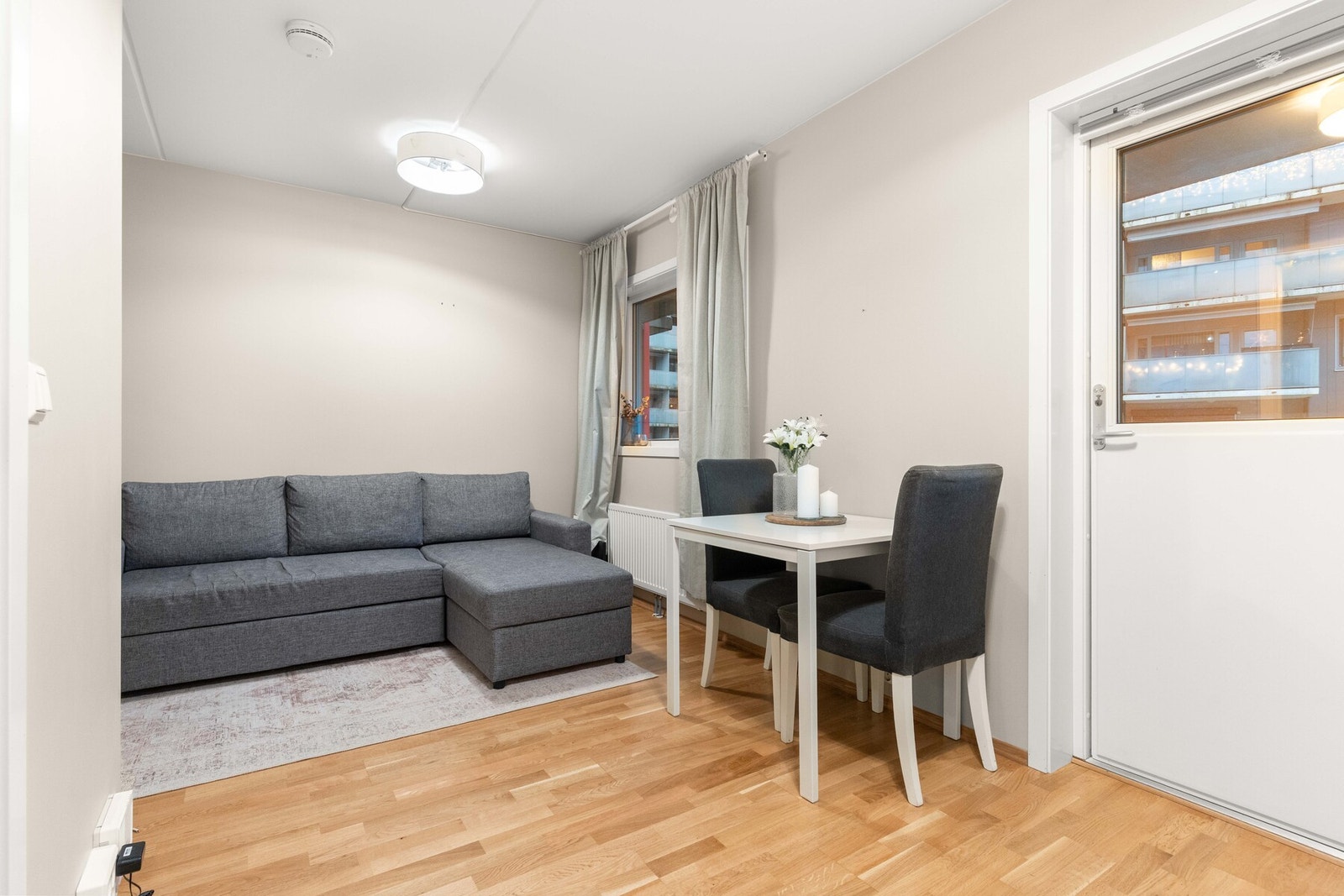 Perfekt for deg som kjøper din første bolig eller ønsker en smart og lettstelt leilighet med alt innen rekkevidde. Galleribilde