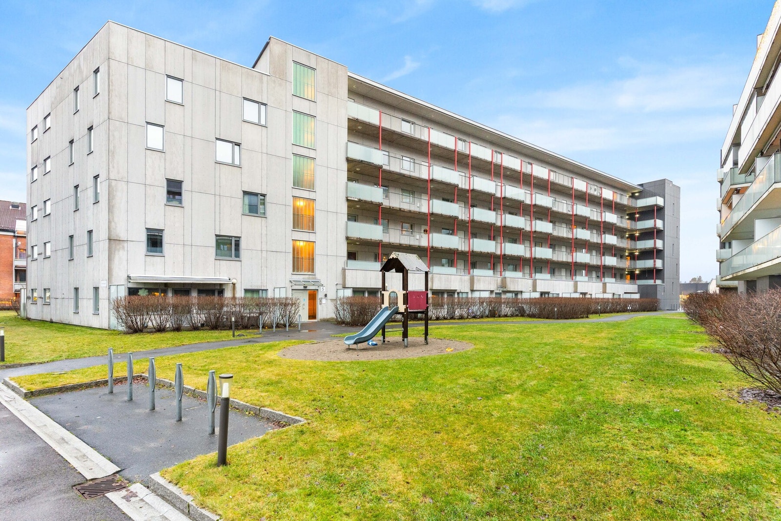 Leiligheten ligger i byggets andre etasje med enkel adkomst via felles oppgang og heis. Velkommen til en hyggelig visning! Galleribilde