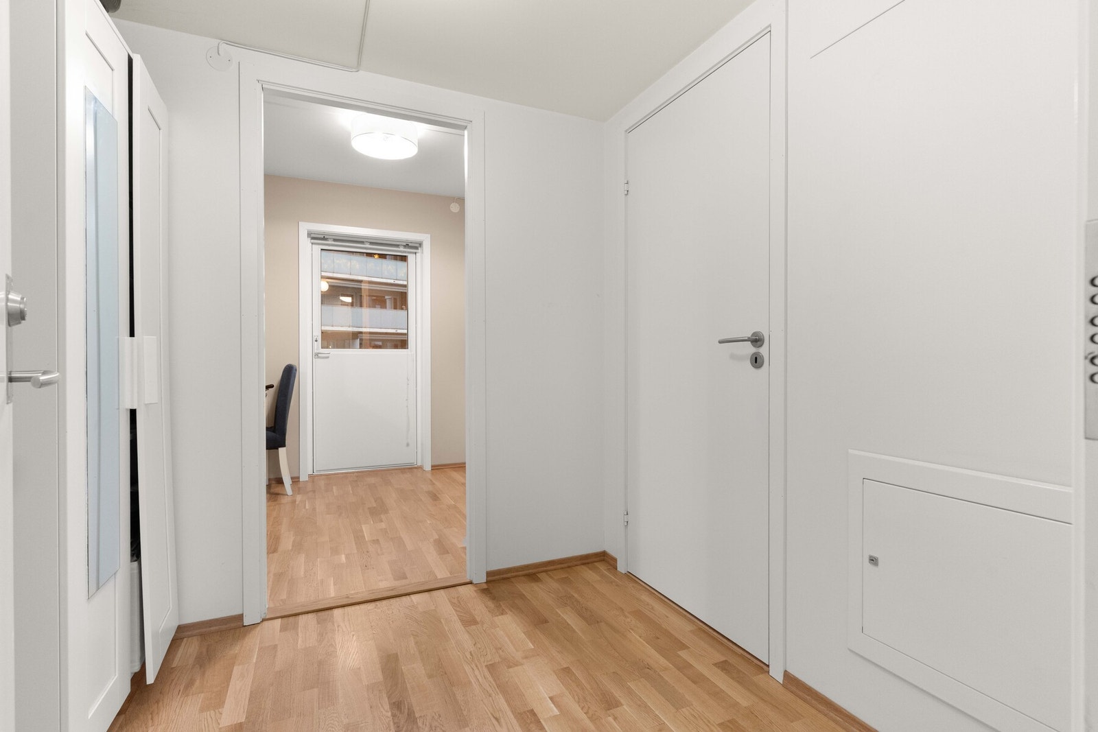 Her er det god plass til garderobeløsninger etter behov, og dørtelefon ved inngang gir en praktisk og trygg hverdag. Galleribilde