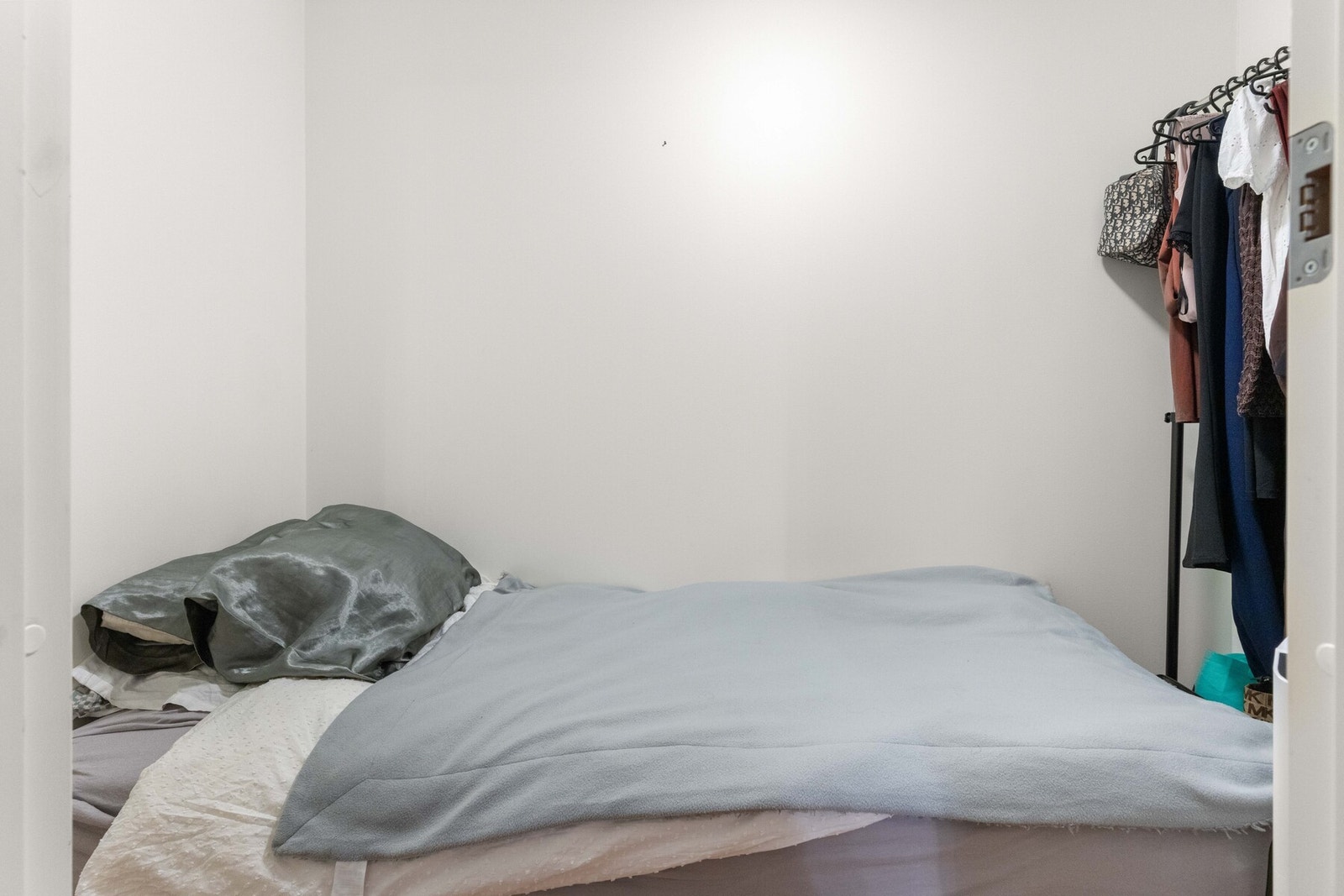 Rom benyttet som sovealkove er opprinnelig en bod. Rommet er ikke omsøkt/godkjent hos kommunen og er derfor ikke godkjent for varig opphold, les mer under "midlertidig brukstillatelse og ferdigattest". Galleribilde