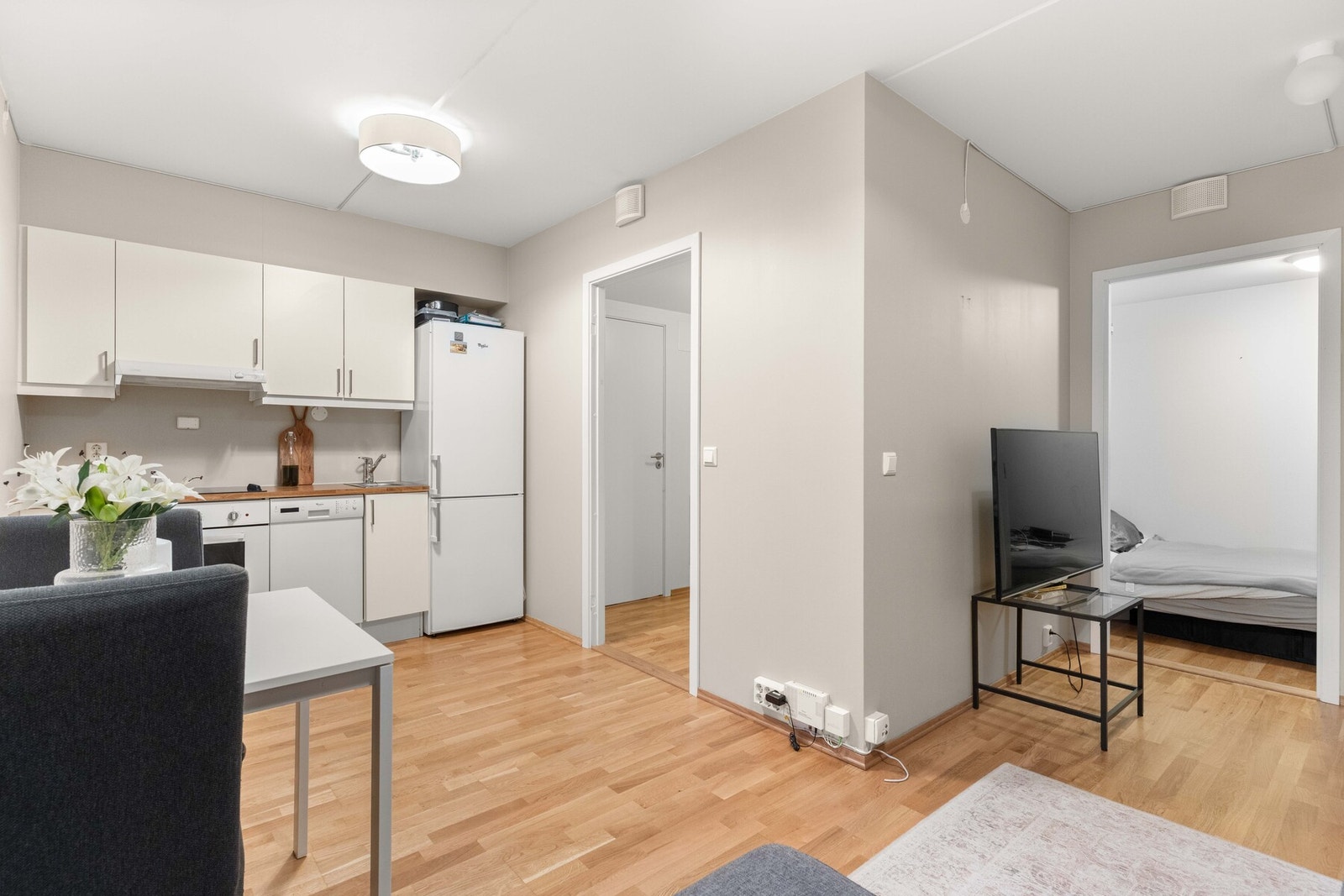 Stue og kjøkken ligger i en åpen og harmonisk løsning som gir en god romfølelse. Galleribilde