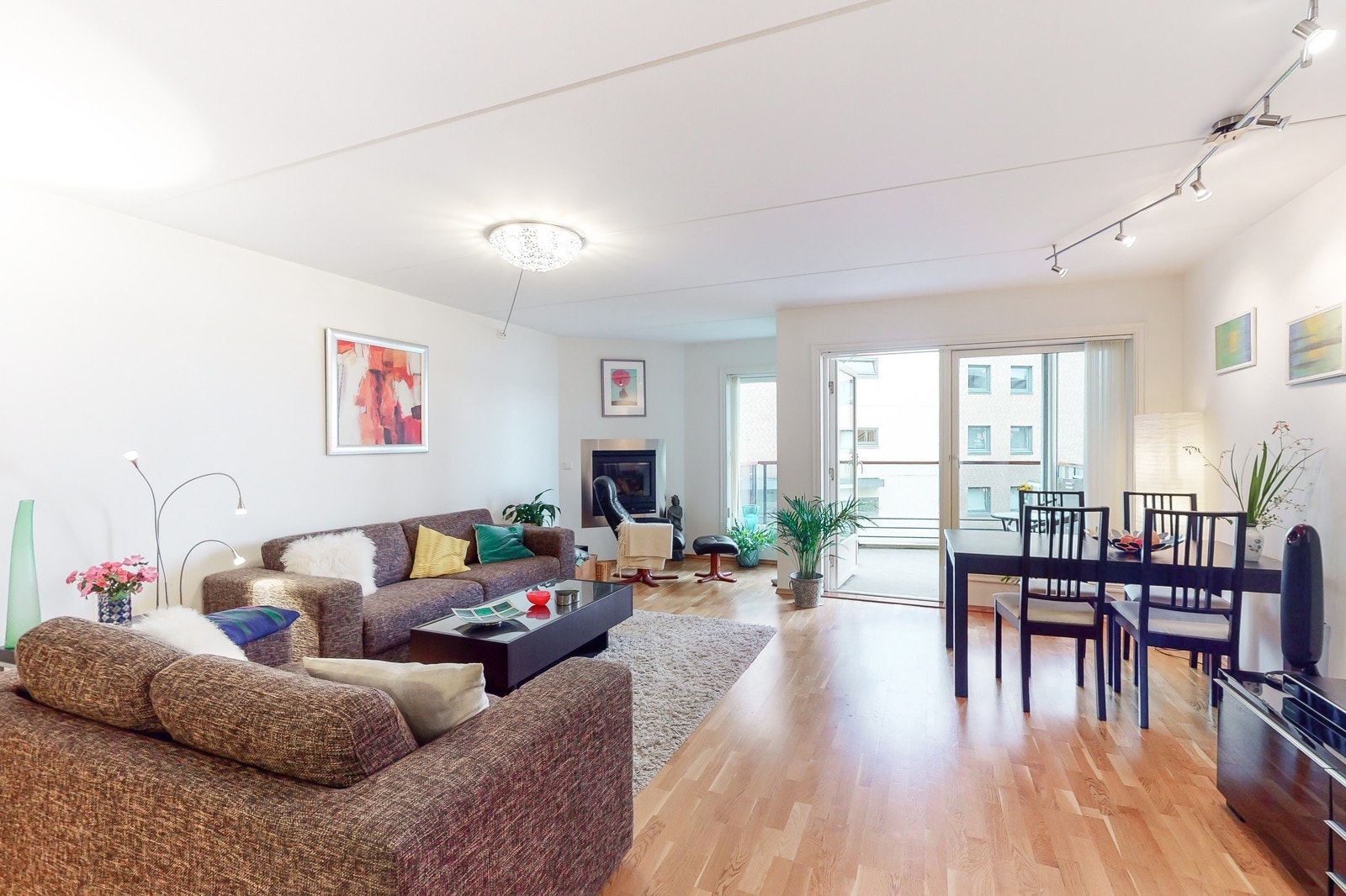 Store vindusflater som gir rikelig med lysinnslipp Galleribilde