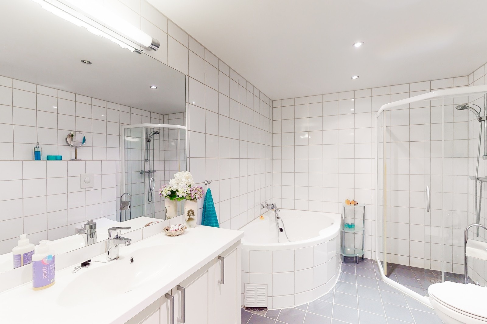 Stort og lyst bad med dusj og badekar Galleribilde