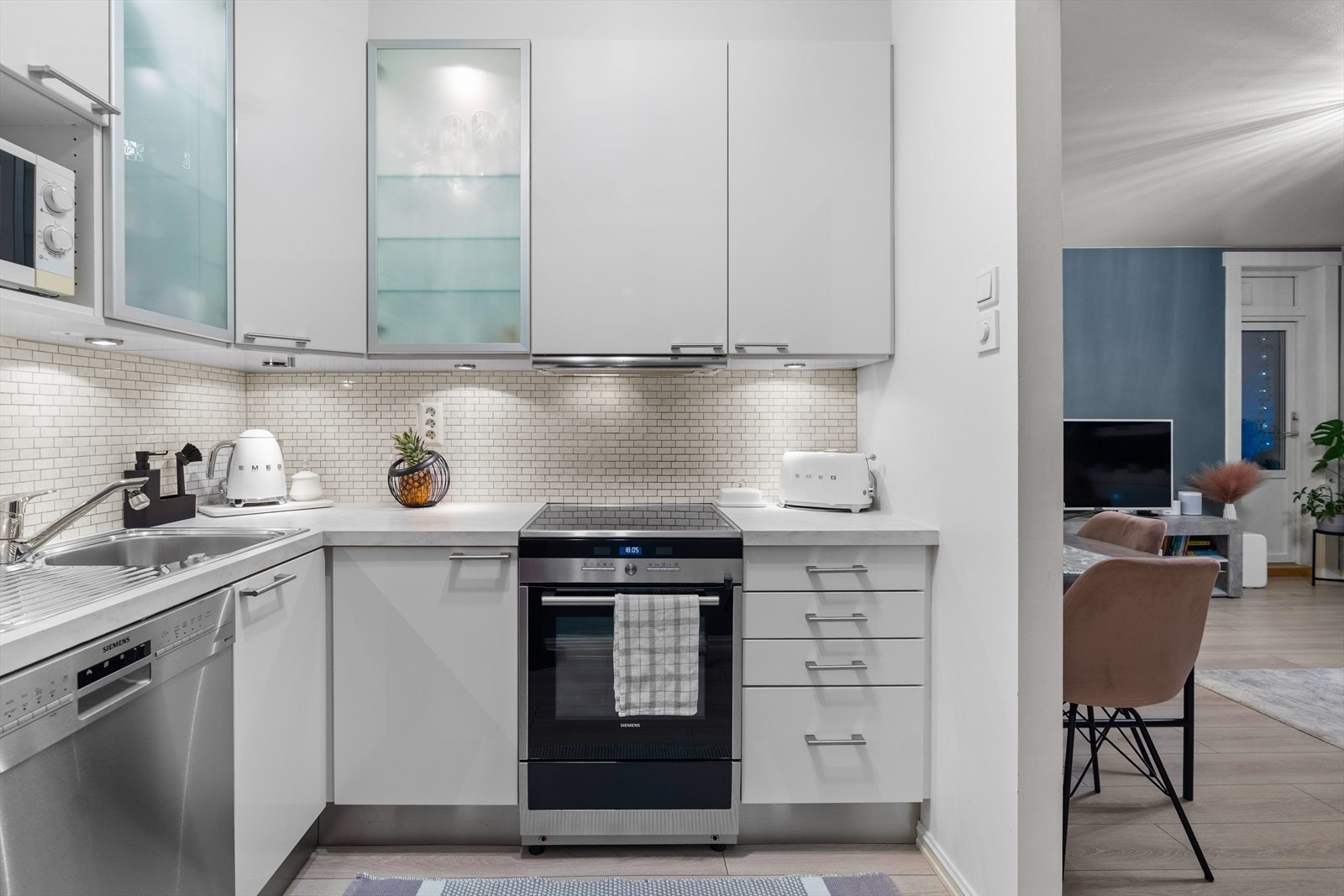 Kjøkkenet har frittstående komfyr samt kullfiltervifte over stekesonen. Galleribilde