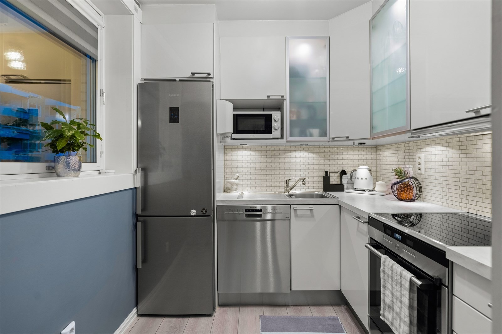 Det er opplegg for oppvaskmaskin, samt plass til kjøle-/ fryseskap. Galleribilde