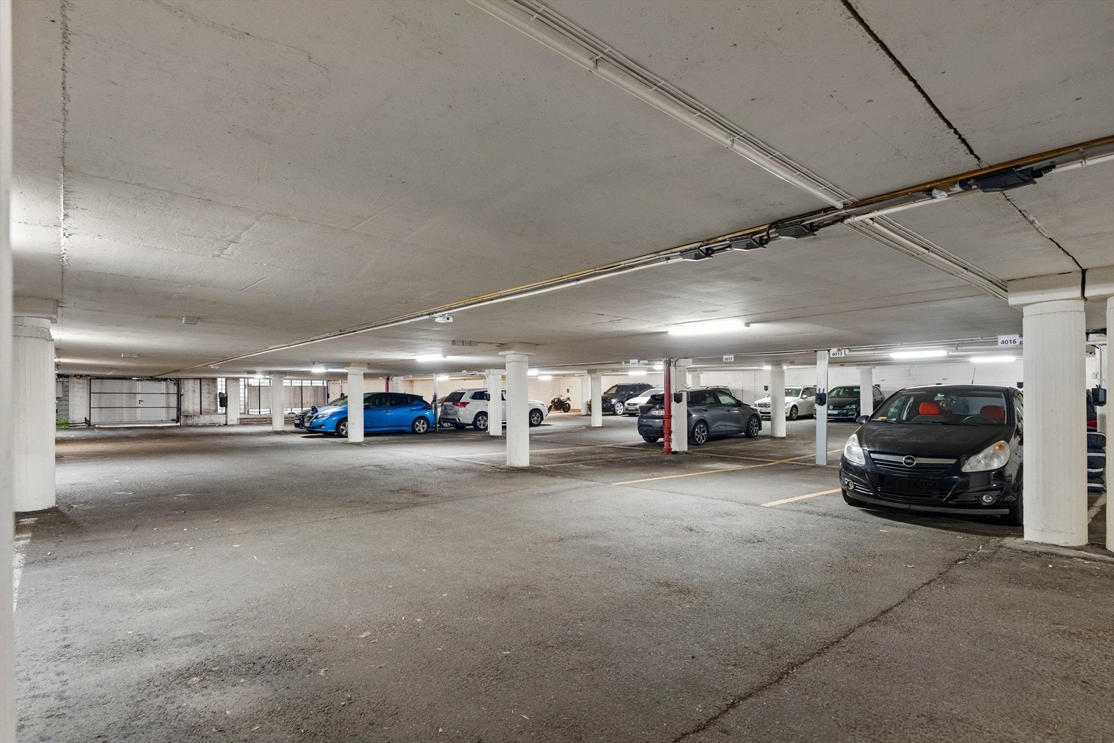 Det disponeres garasjeplass i borettslagets felles parkeringsanlegg. Galleribilde