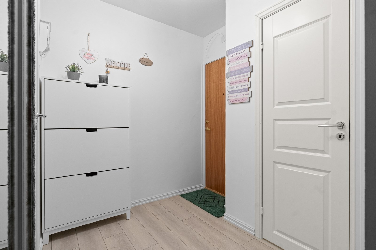 Leiligheten har en lys entré. Galleribilde