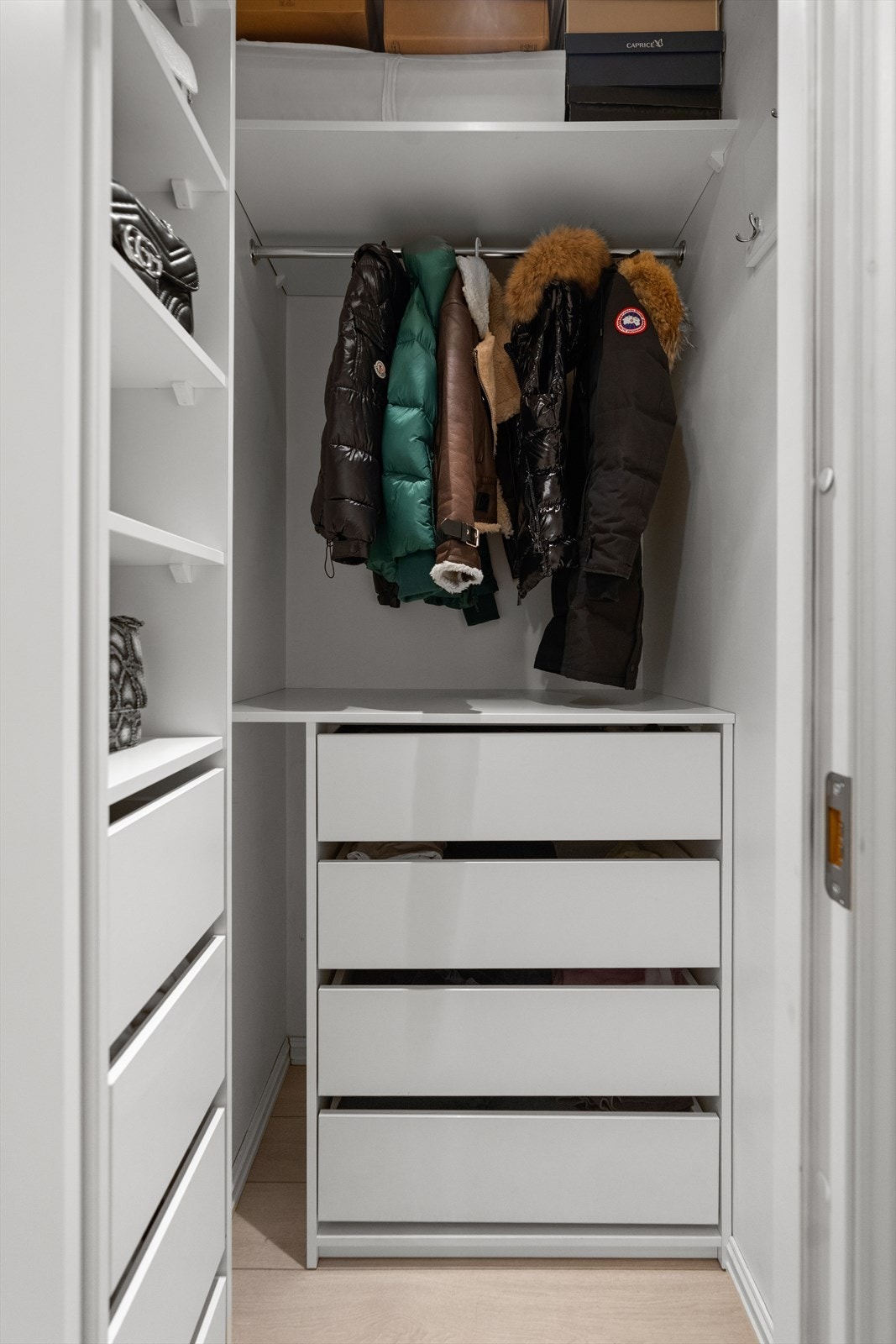 Her er det inngang til praktisk garderobe med skyvedør. Galleribilde