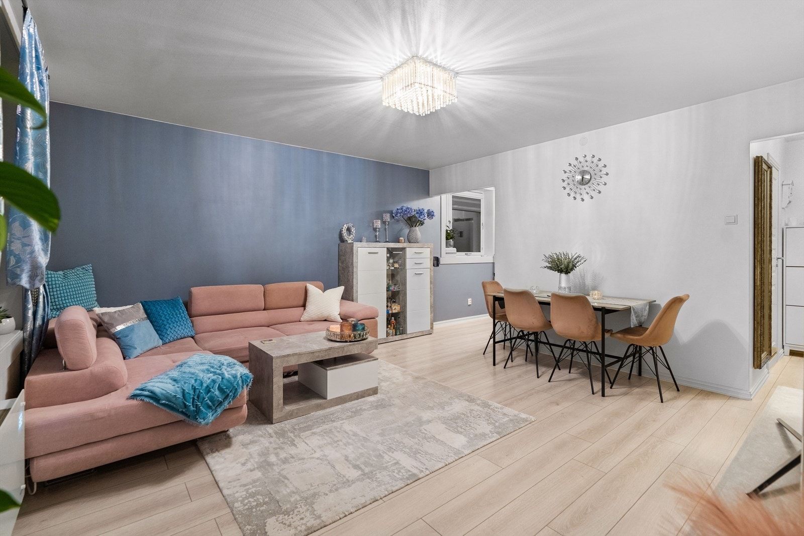 Rommet har malte veggflater, samt åpning inn mot kjøkkenet. Galleribilde